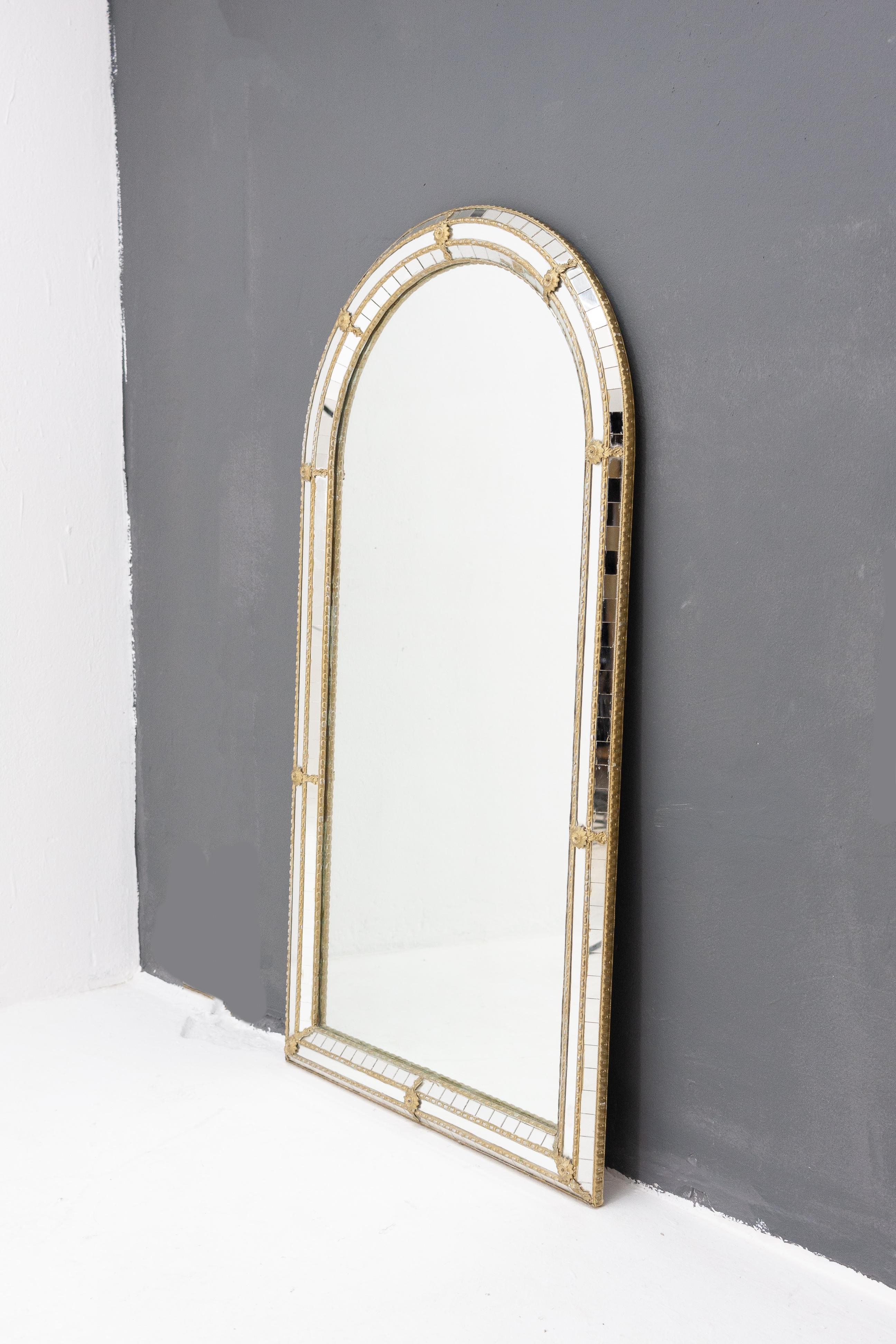 Beautiful 1960s mirror in a luxurious Hollywood Regency style with a mosaic frame made up of smaller mirror pieces. Lovely piece in good condition in the style of De Knudt Belgium.


   