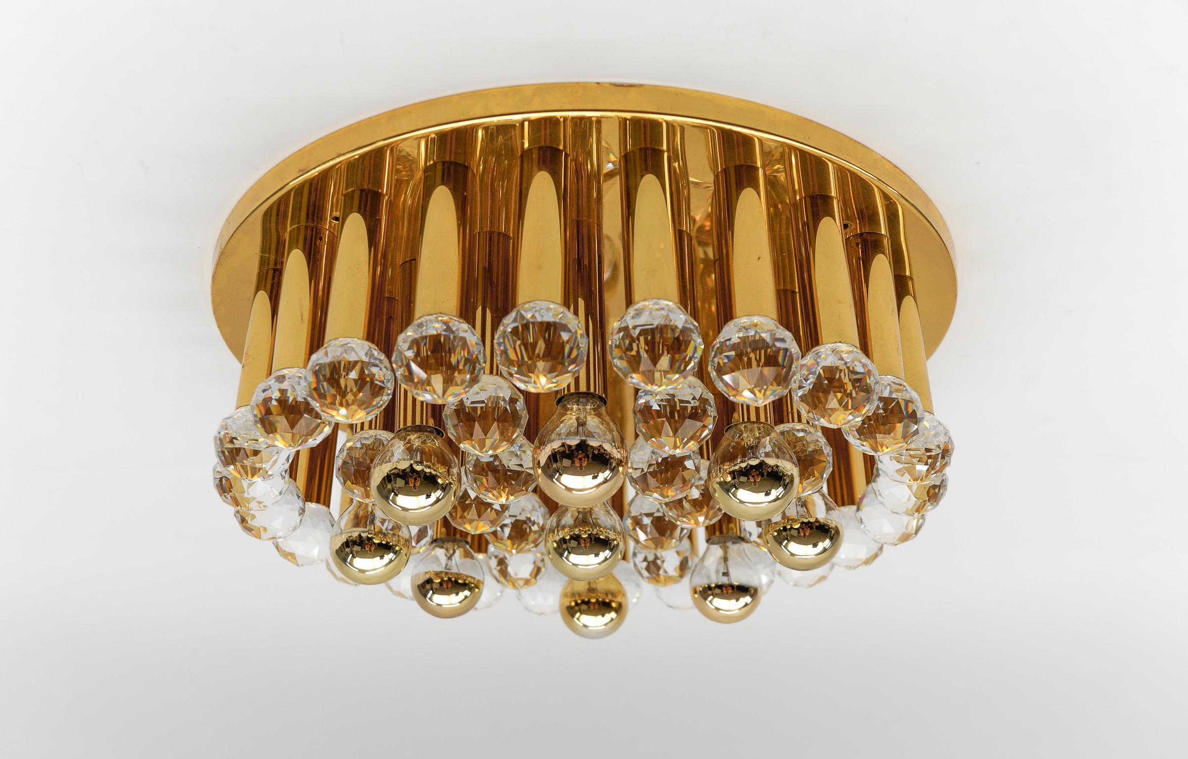 Paire de plafonniers Hollywood Regency par Ernst Palme des années 1960. 

Sphères en cristal taillé, fabriquées à la main, faciles à installer, fixation par deux vis au plafond, structure en métal et en laiton.

Le luminaire nécessite 9 ampoules