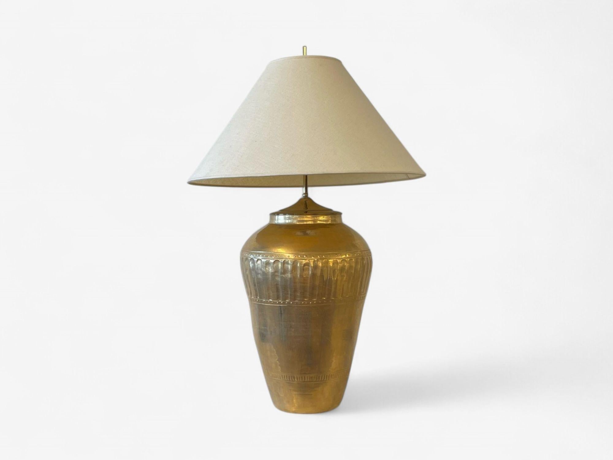 Américain Lampes de table monumentales Hollywood Regency, dorées à l'eau, tissu, États-Unis, années 1970 en vente