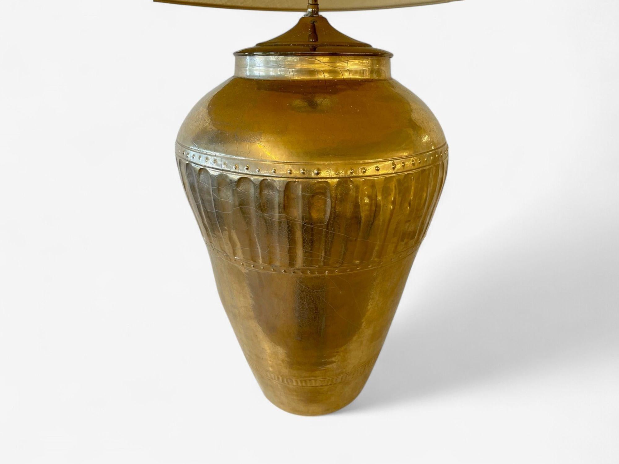 Lampes de table monumentales Hollywood Regency, dorées à l'eau, tissu, États-Unis, années 1970 Bon état - En vente à Manhasset, NY