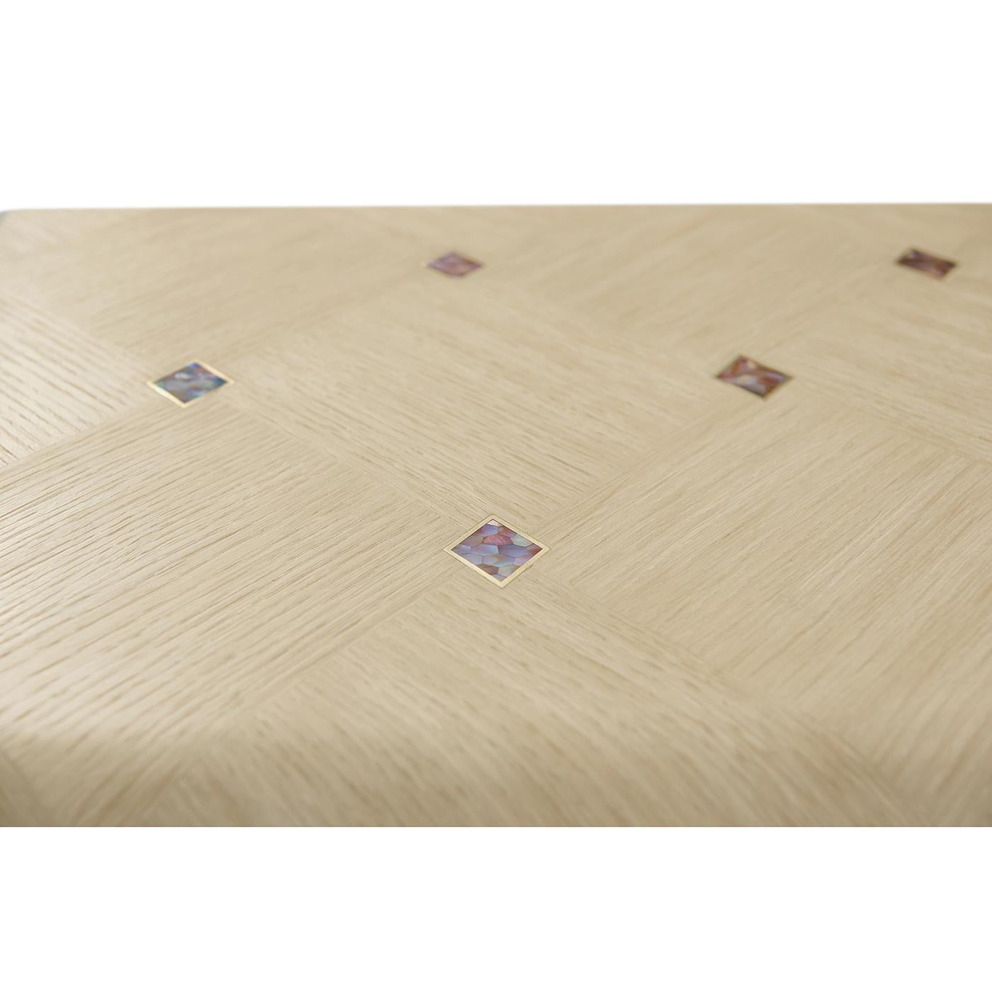 Conçue pour ceux qui adoptent une approche élégante de la vie, cette pièce méticuleusement fabriquée présente une silhouette en cascade légèrement incurvée, enveloppée dans une finition Martini claire.

De délicats motifs de diamants nacrés
