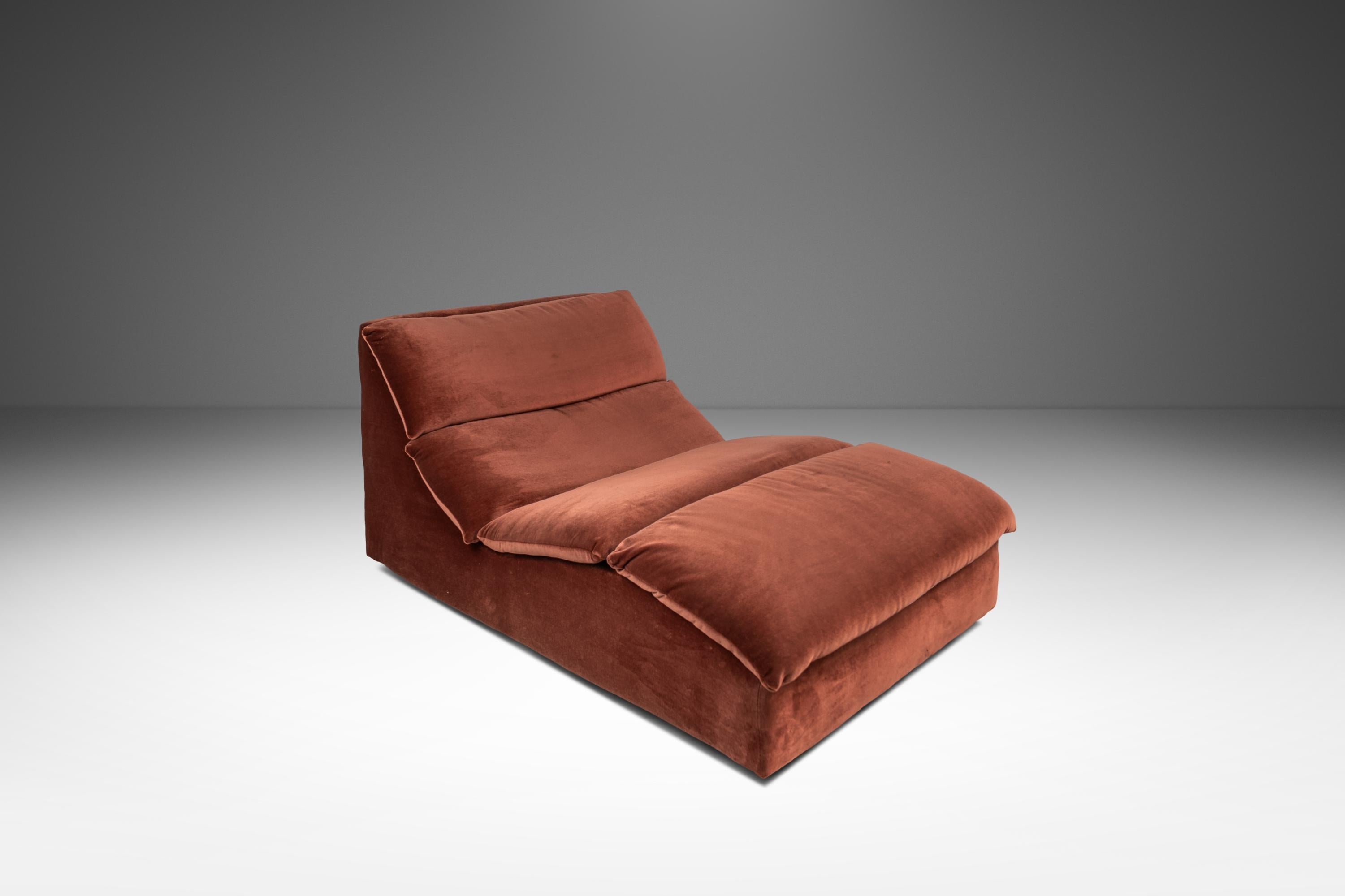 Voici une chaise longue ultra-stylisée dans un état vintage 100% original. Estampillée 1986, cette chaise longue chic rappelle l'apogée du mouvement de design Hollywood Regency. Avec sa forme gracieuse de 