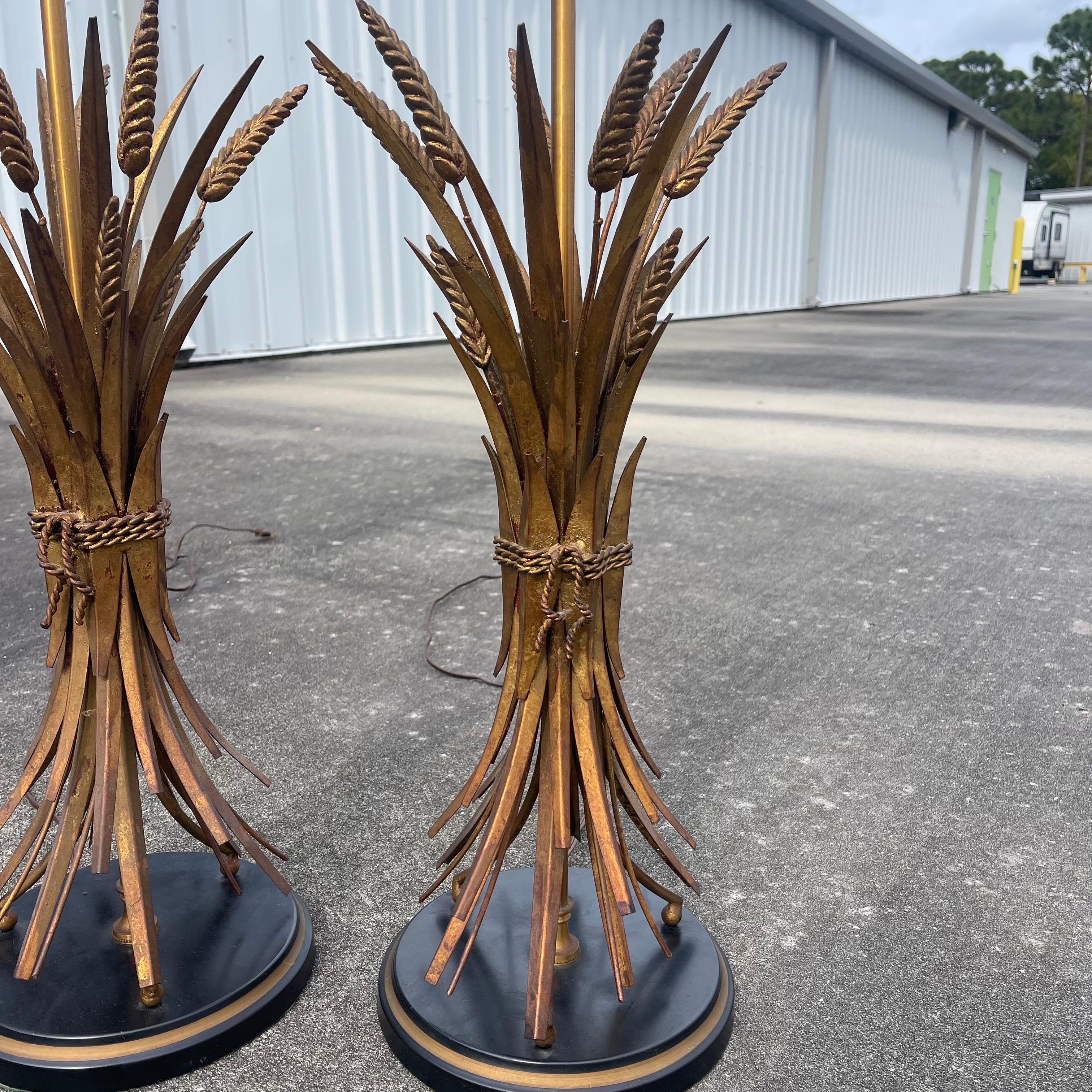 Fabuleuse paire de lampes de table italiennes en tole doré en forme de gerbe de blé.