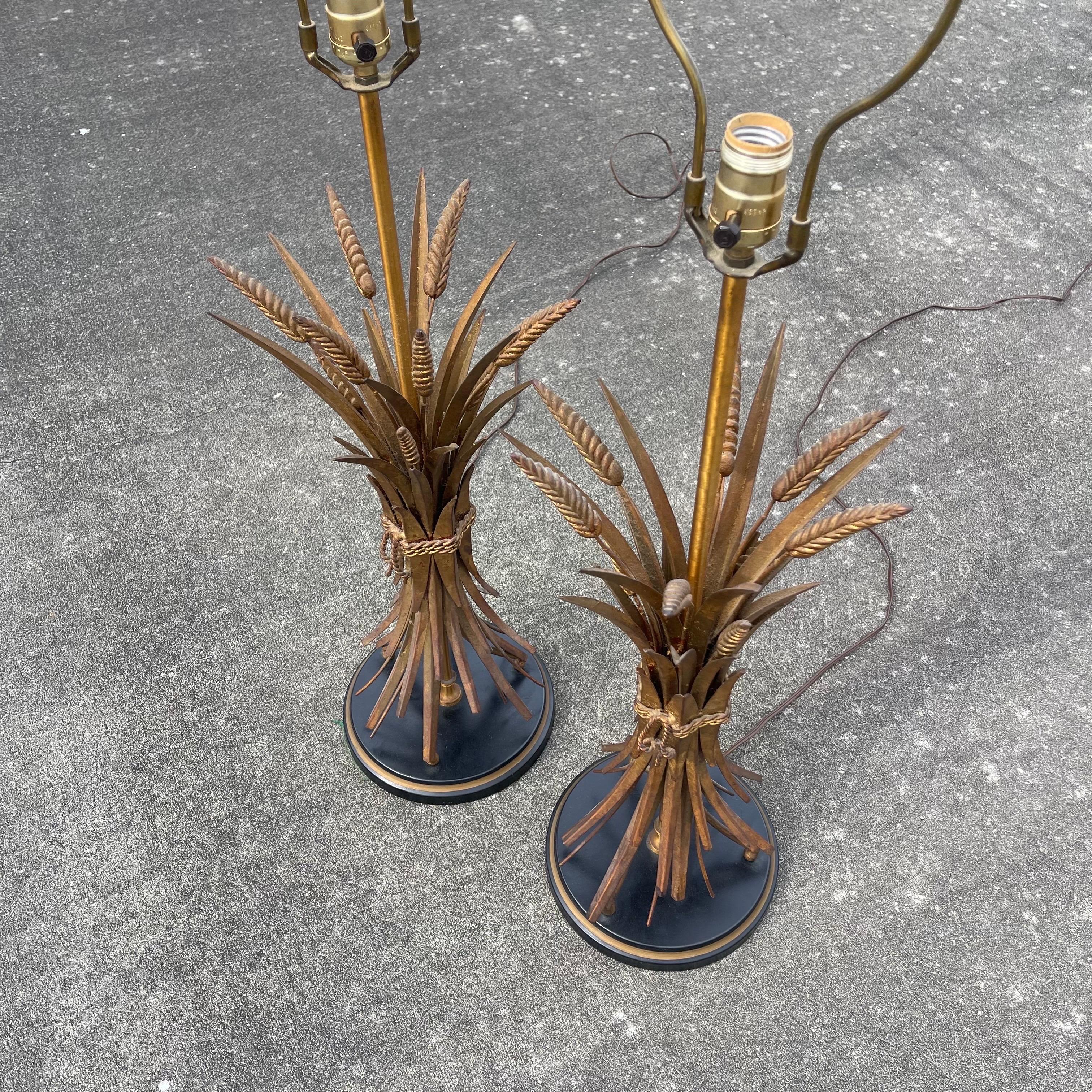 Paire de lampes de table Hollywood Regency Wheat Sheaf Gilt Tole en vente 1