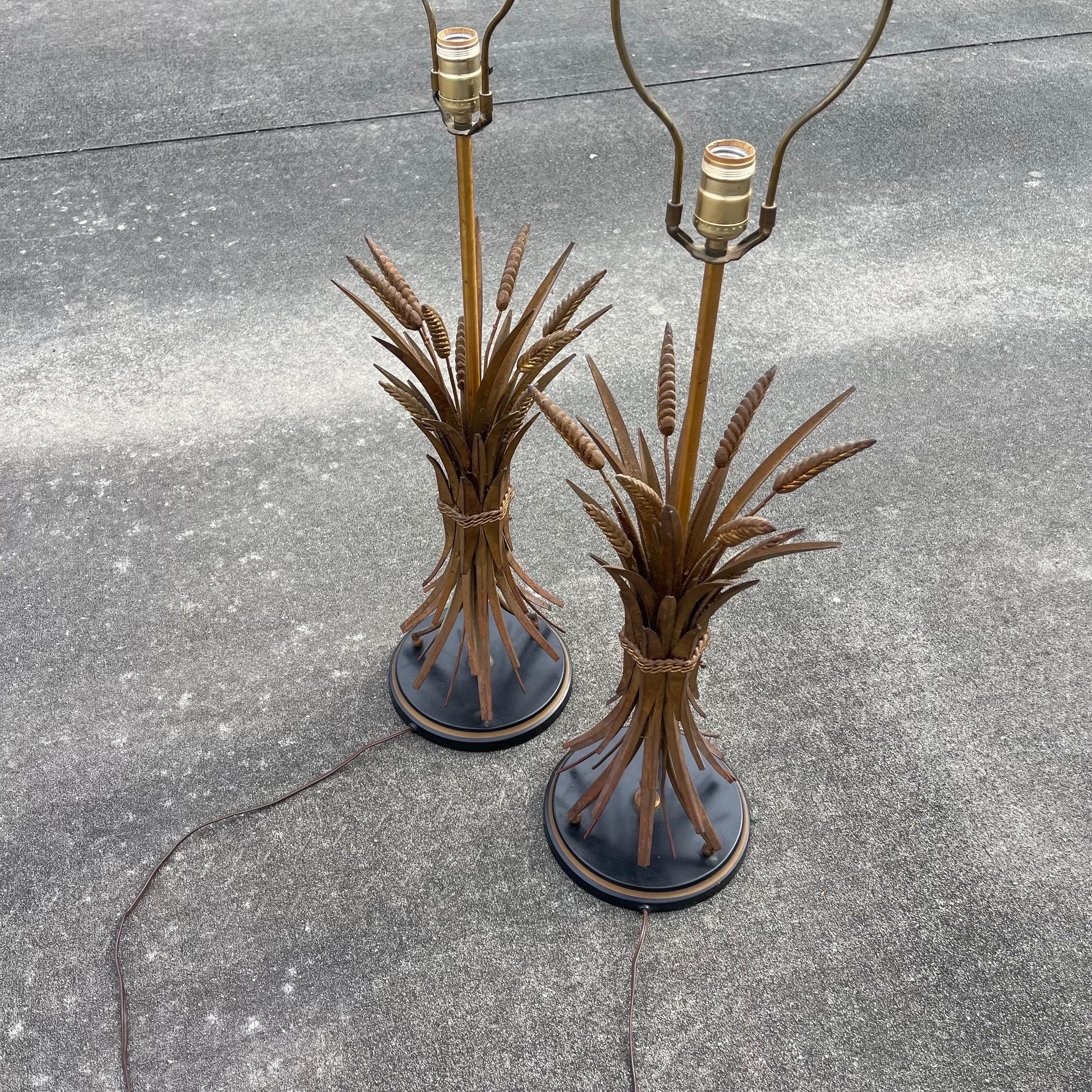 Paire de lampes de table Hollywood Regency Wheat Sheaf Gilt Tole en vente 2