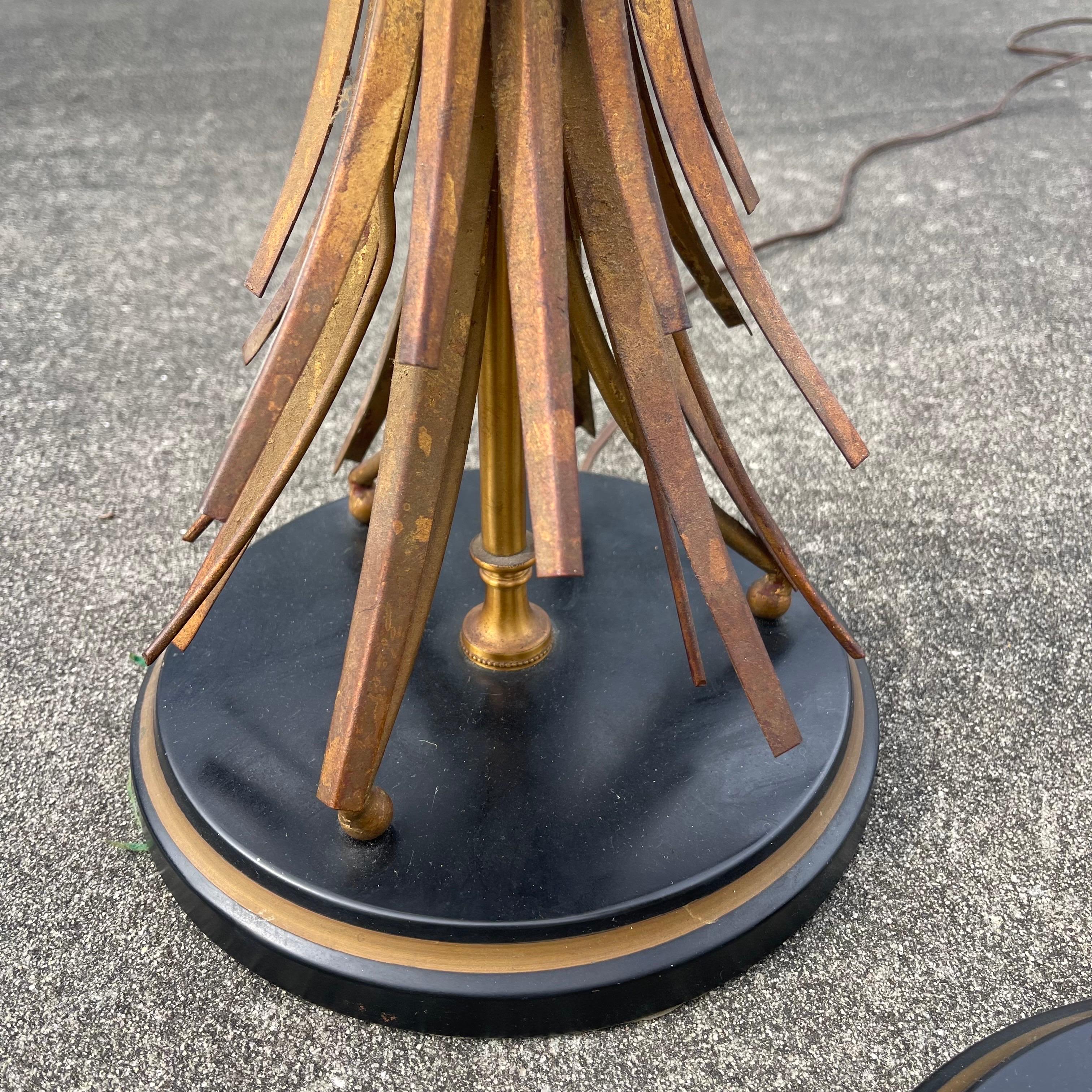 Paire de lampes de table Hollywood Regency Wheat Sheaf Gilt Tole en vente 3