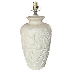 Hollywood-Regency-Tischlampe aus weißer Keramik mit Palmenblattrelief-Design