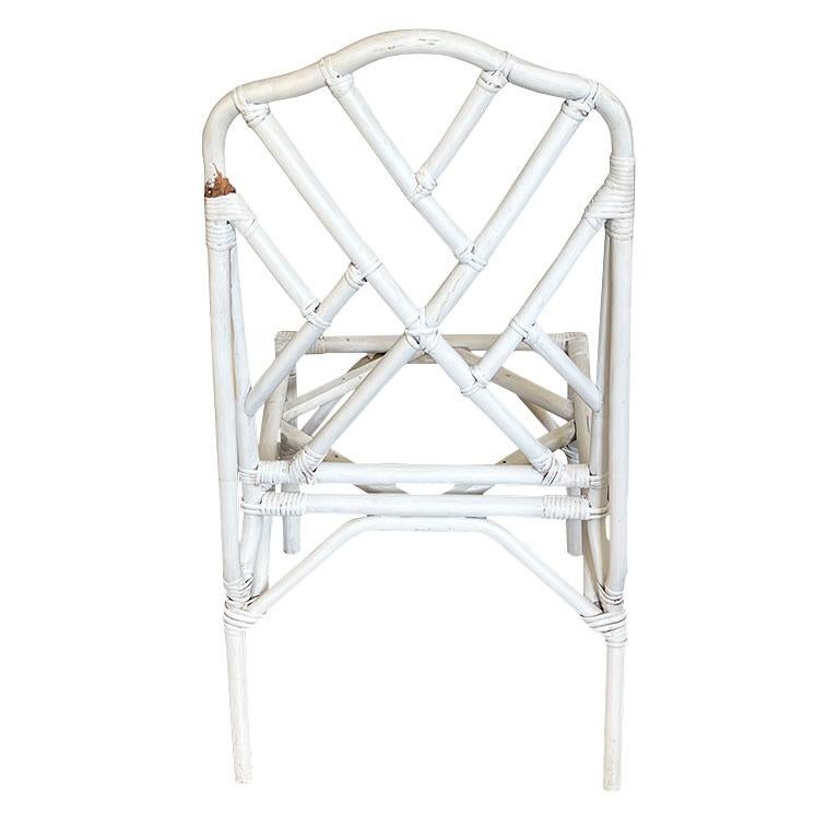 Américain Chaise de salle à manger ou d'appoint en bambou Chippendale blanc Hollywood Regency  en vente