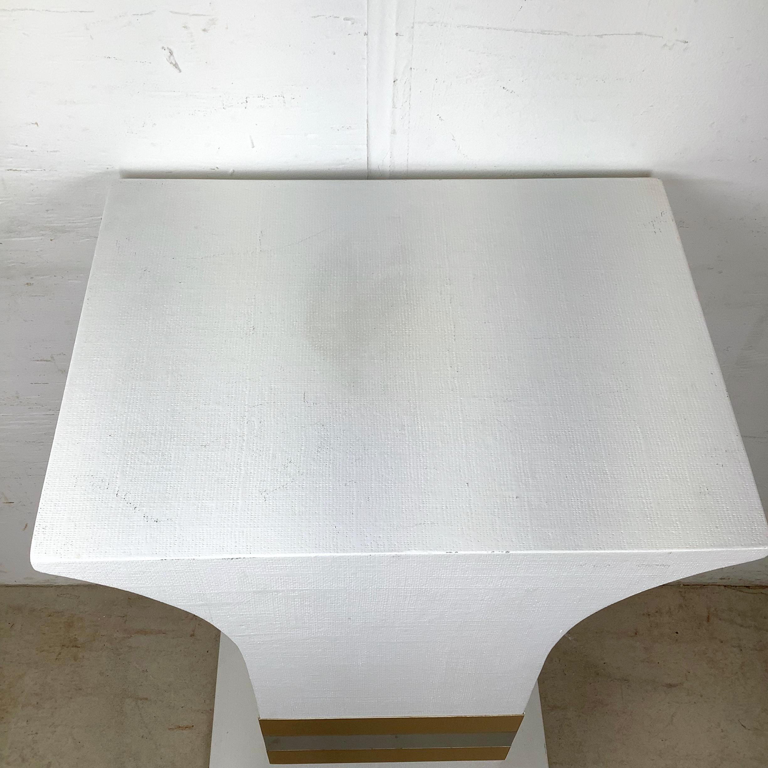 Hollywood Regency White Grasscloth Hourglass Pedestal In Good Condition For Sale In Trenton, NJ