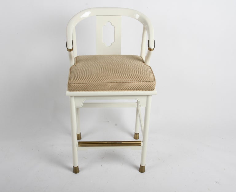 Hollywood Regency White Lacquer & Brass Asian Modern Set of 4 Ming Bar Stools  In Good Condition For Sale In St. Louis, MO