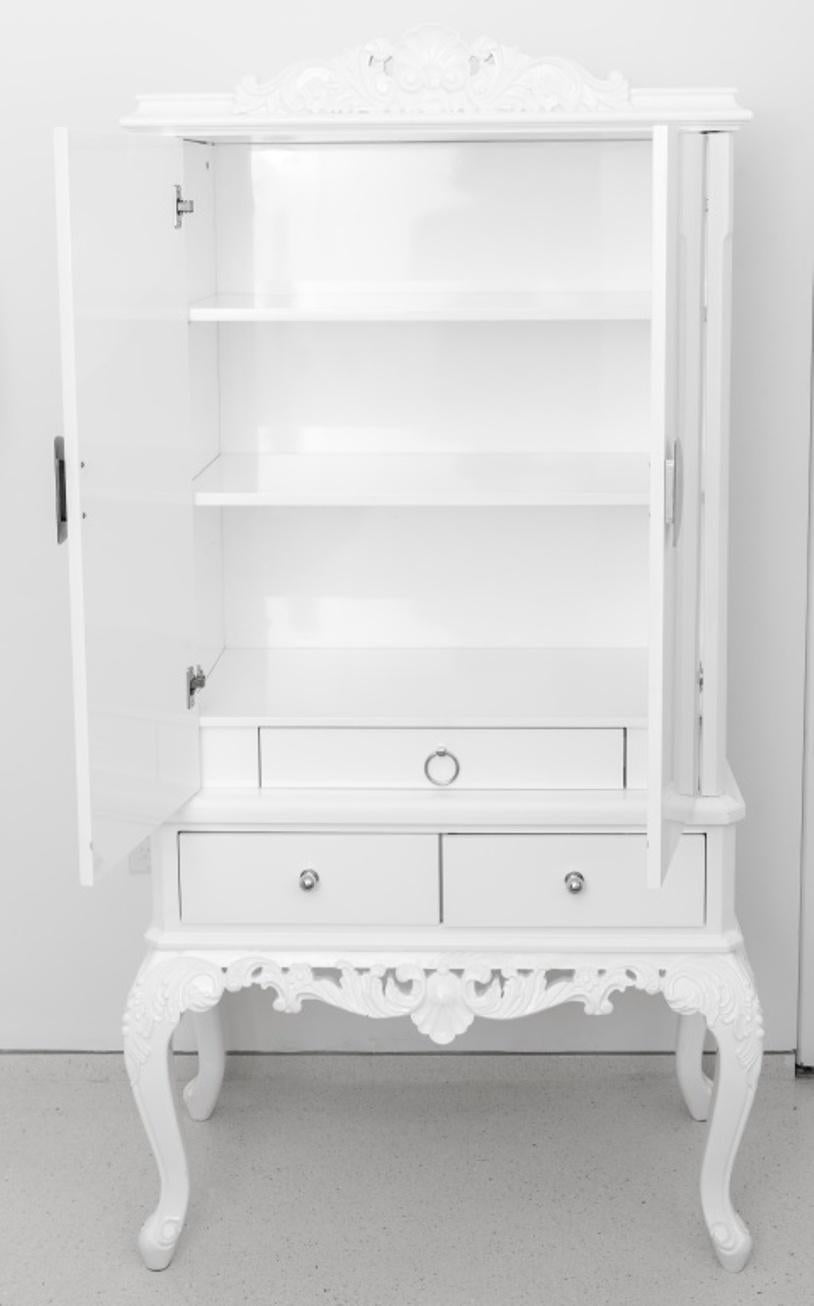 Hollywood Regency White Lacquer Cabinet on Stand In Good Condition For Sale In New York, NY