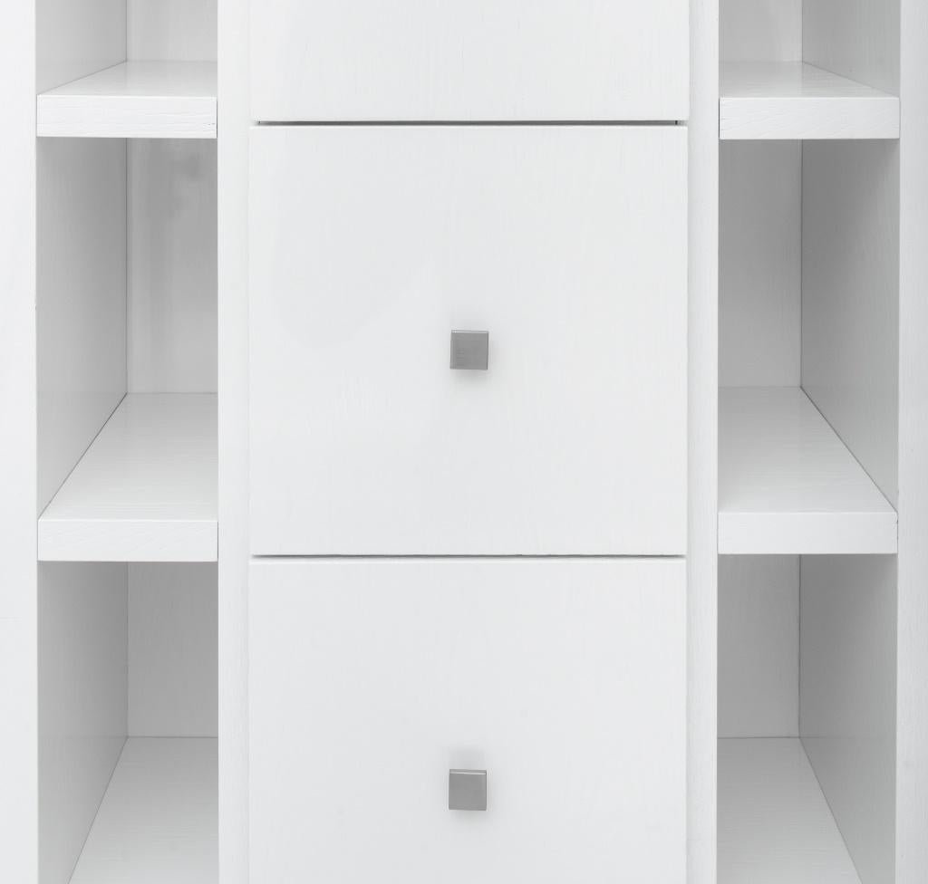 Weiß lackierter Hollywood-Regency-Schrank mit vier Schubladen, rechteckig mit vier quadratischen Schubladen, jede mit einem quadratischen Nickelzug in der Mitte, mit 8 umlaufenden Nischen zur Aufbewahrung, das Ganze auf netzartigen versilberten