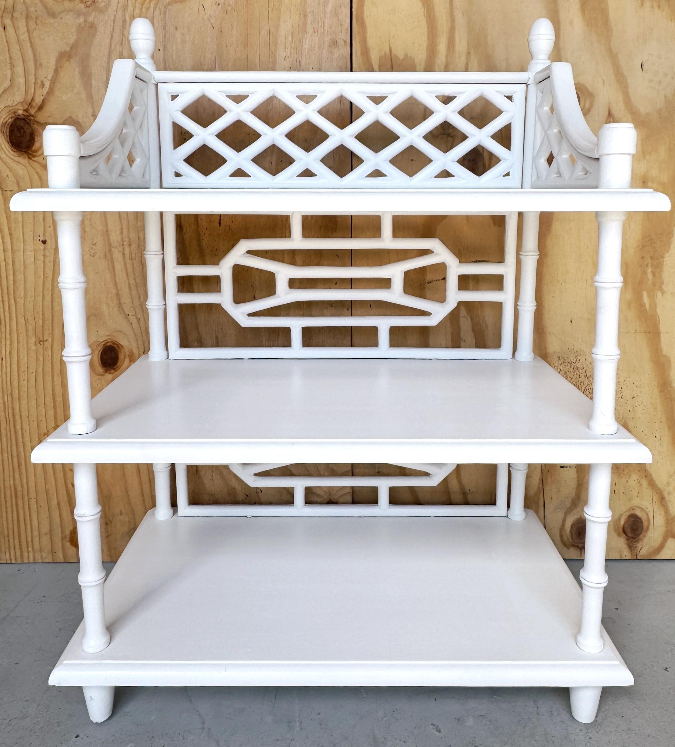 Hollywood Regency White Lacquered Diminutive Three-Tier Pagoda Etagere /Shelf In Good Condition For Sale In West Palm Beach, FL