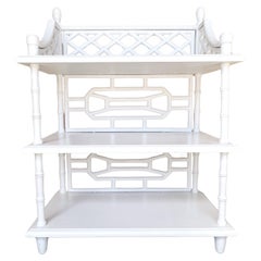 Hollywood Regency Etagere / Estantería Pagoda de Tres Pisos Lacada en Blanco