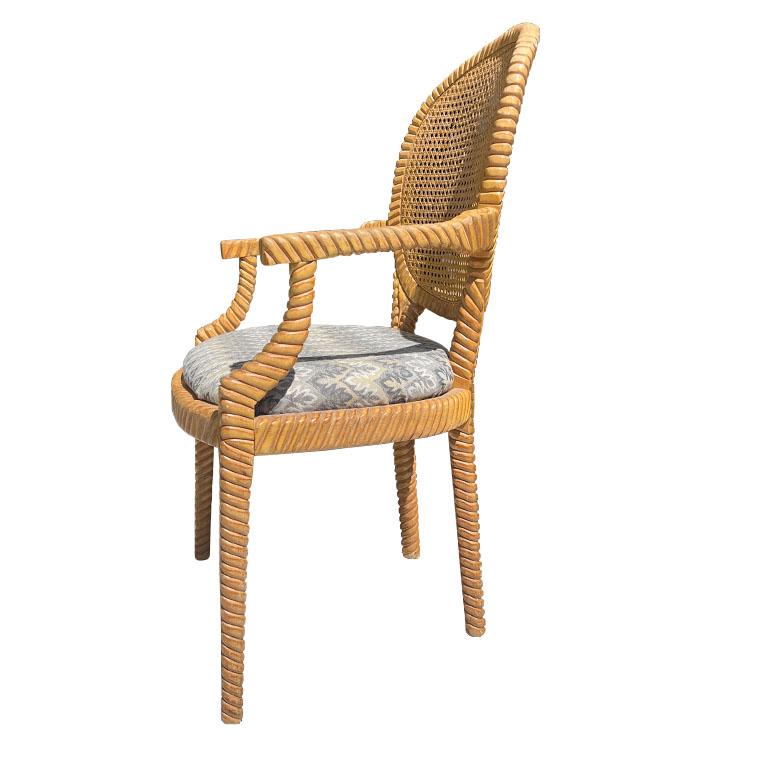 Magnifique chaise à motif de corde de style régence hollywoodienne, avec assise rembourrée. Cette chaise amusante a été fabriquée en Espagne et présente un cadre en bois sculpté qui donne l'illusion que la pièce est faite de corde. Le dossier de la
