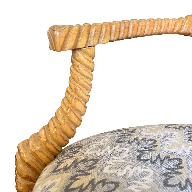 Tissu Chaise à accoudoir à motif de corde torsadée en Wood Wood et Cane Hollywood Regency - Espagne en vente
