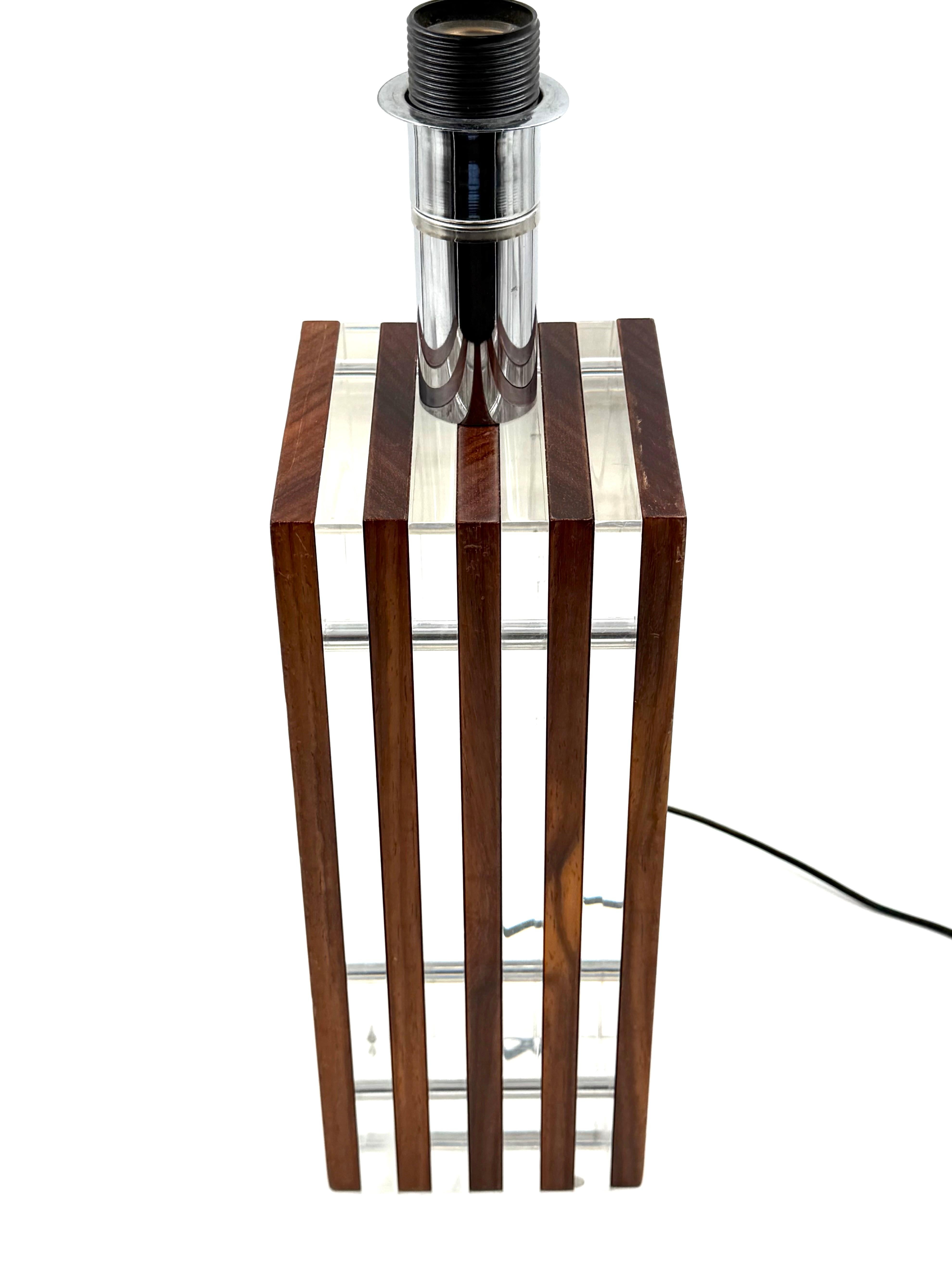 Base de lámpara de mesa de madera y lucita Hollywood regency, Italia, años 70 en venta 9