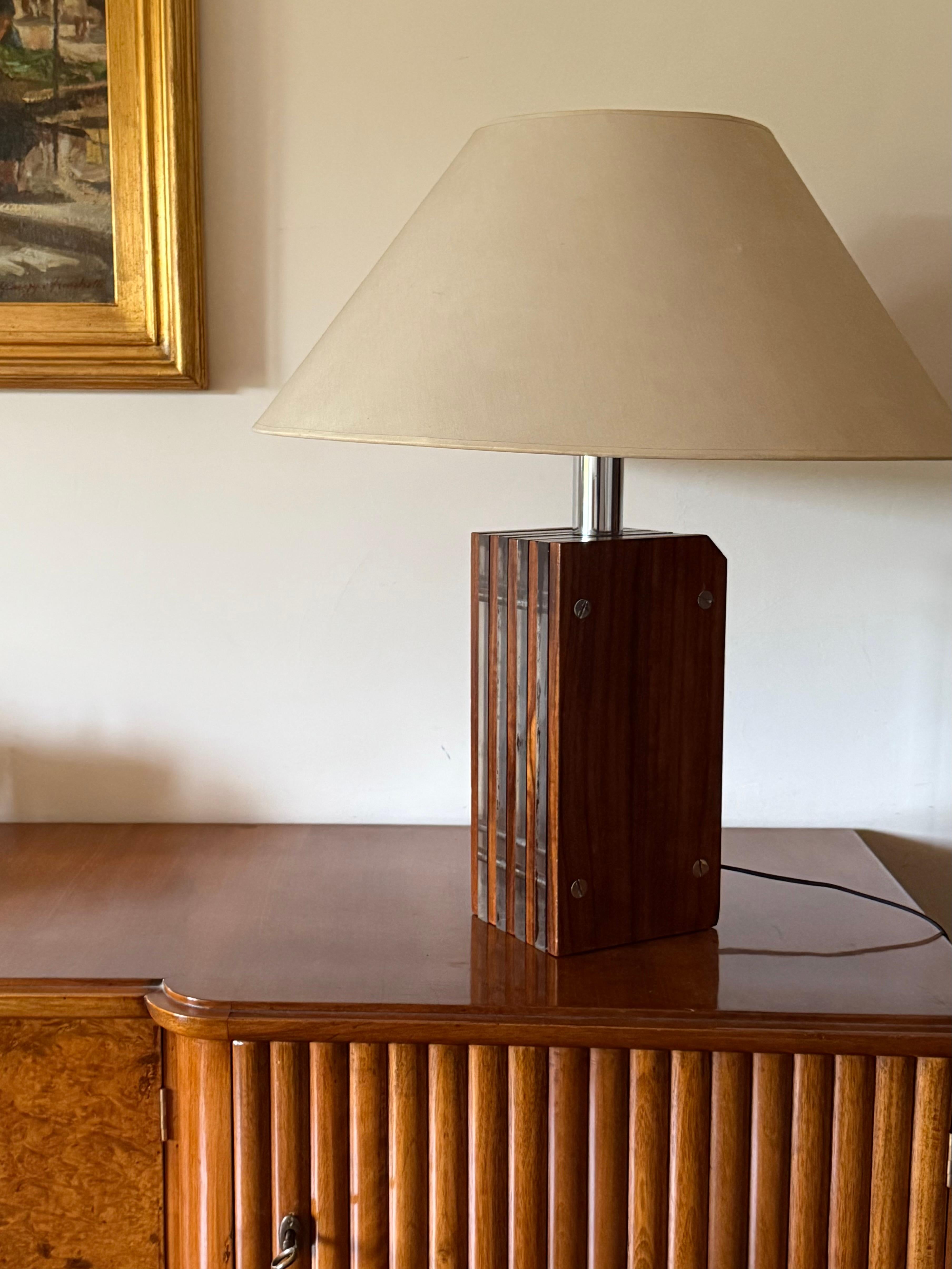 Base de lámpara de mesa de madera y lucita Hollywood regency

Italia, años 1970

madera, latón, lucita

Pantalla no incluida

Base de la lámpara: H 46 cm x 13 × 16 cm

Estado: excelente, sin defectos. En estado de funcionamiento.