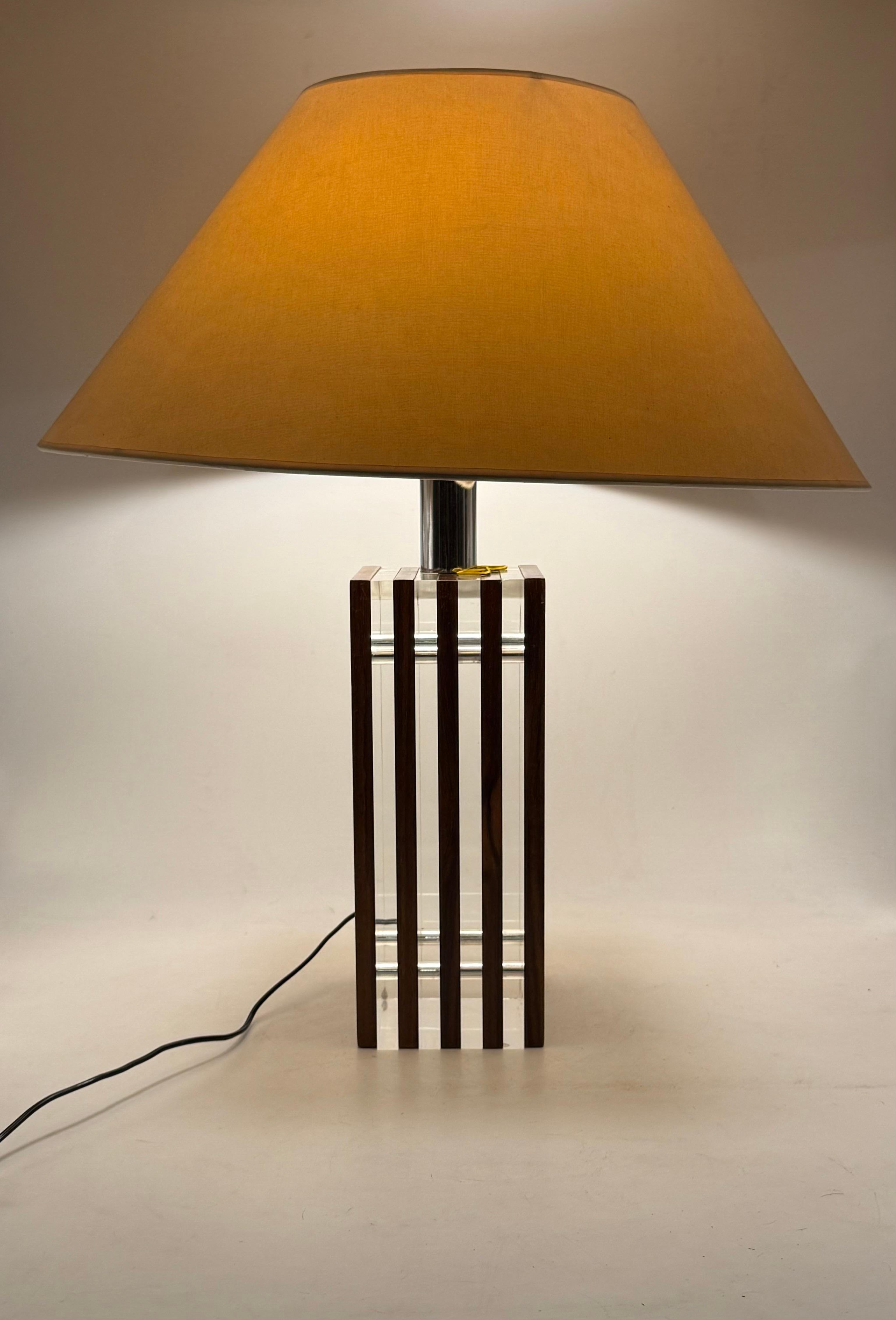 Base de lámpara de mesa de madera y lucita Hollywood regency, Italia, años 70 Regencia de Hollywood en venta