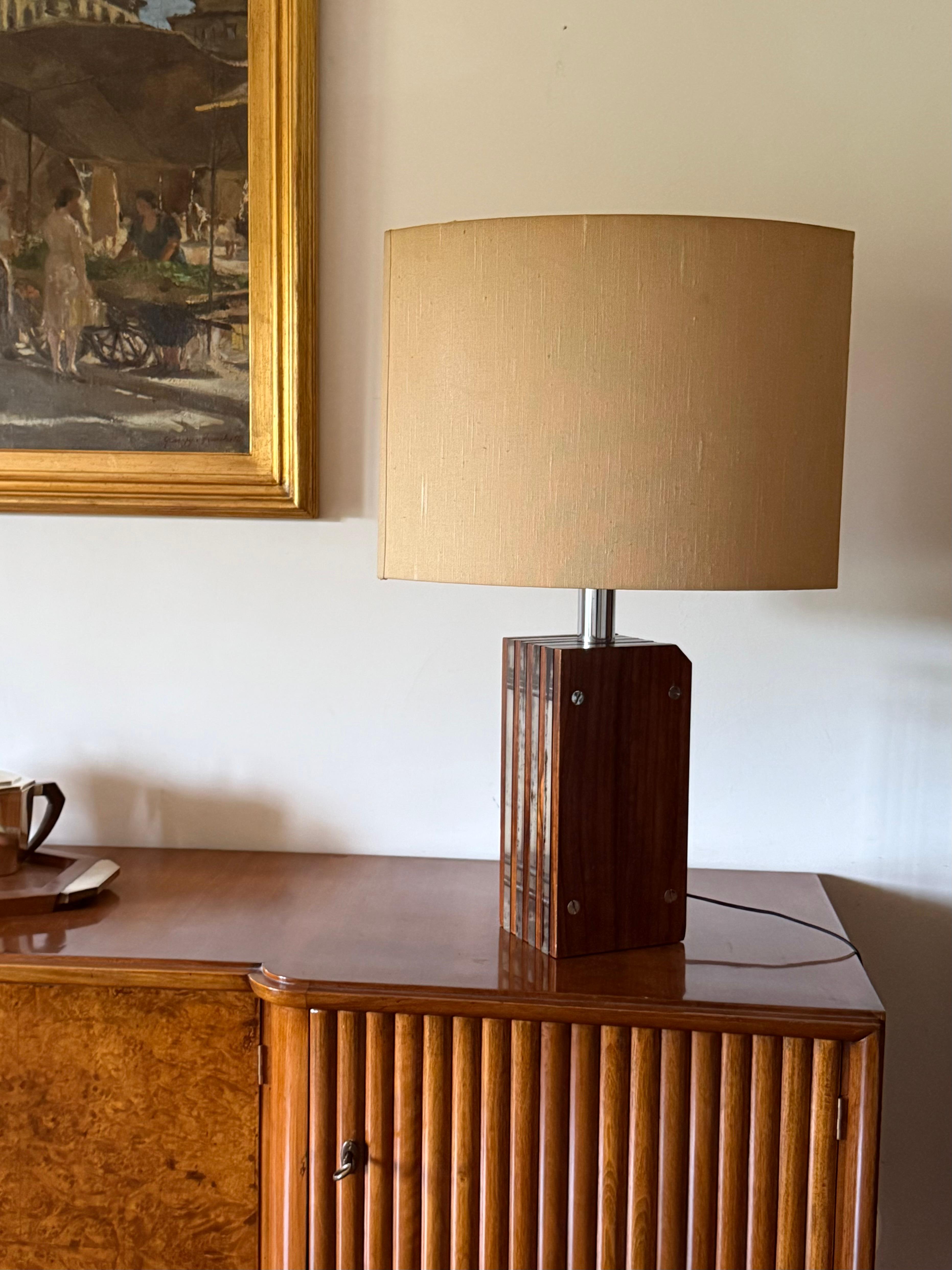 Base de lámpara de mesa de madera y lucita Hollywood regency, Italia, años 70 Italian en venta
