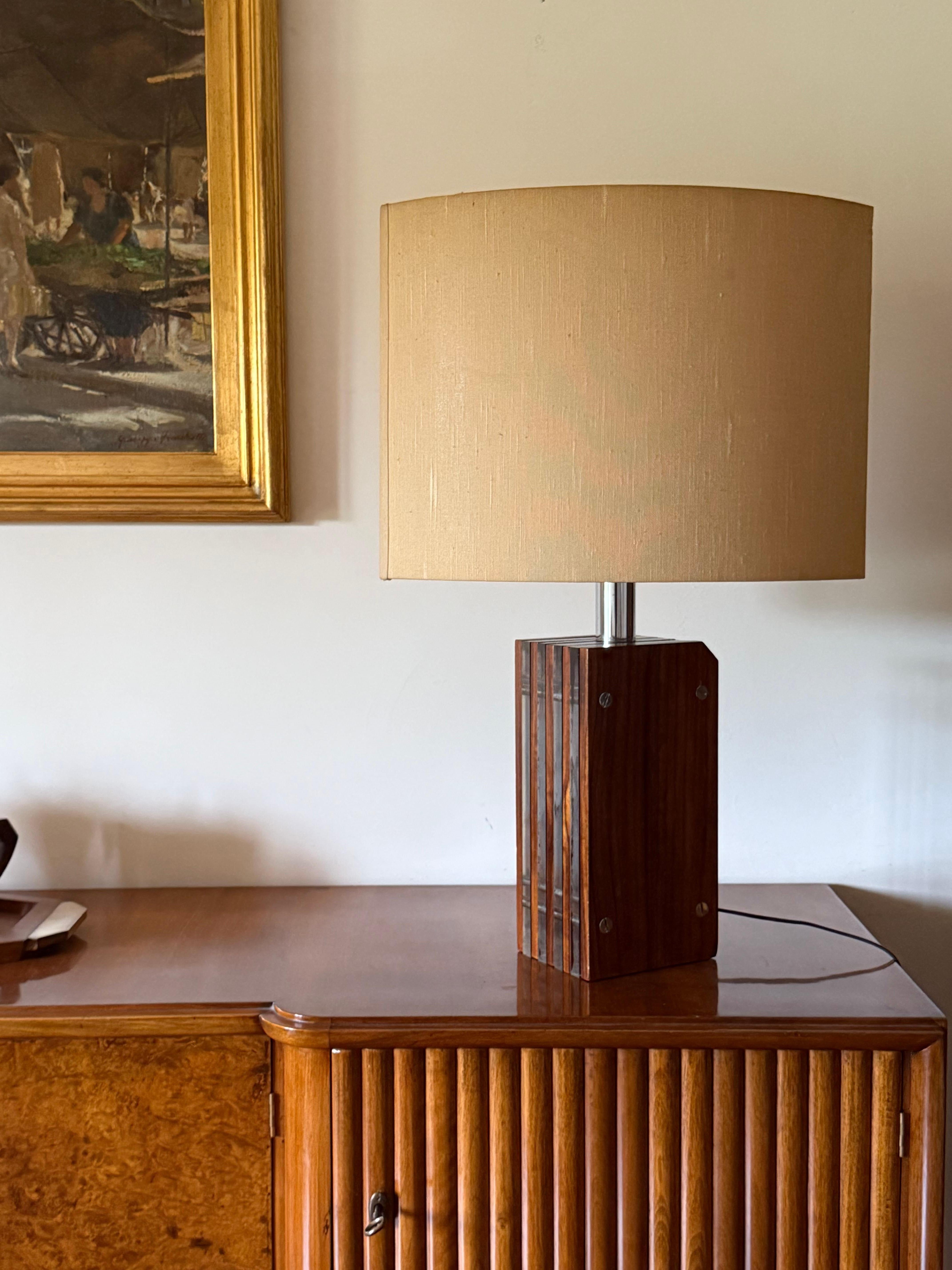 Base de lámpara de mesa de madera y lucita Hollywood regency, Italia, años 70 en Excelente estado para la venta en Firenze, IT