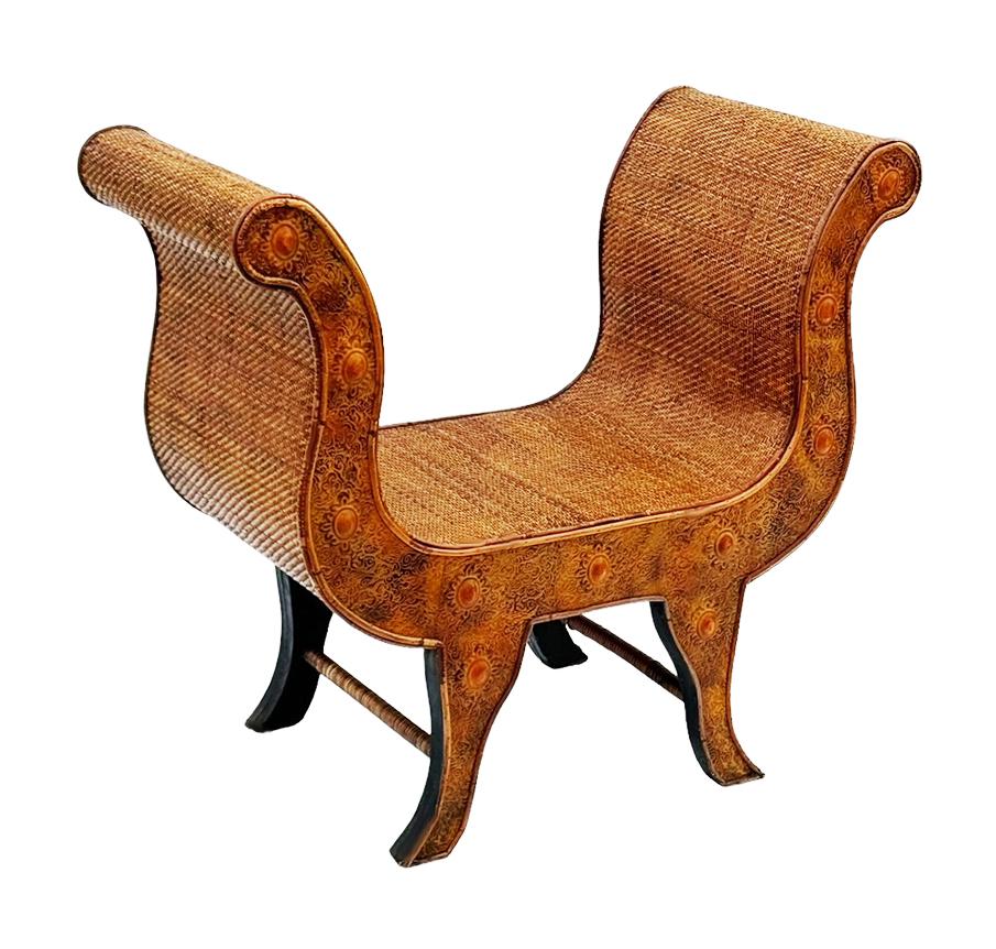 Banc sculptural en bois et en rotin. Très belle pièce de décoration vintage. Bien fabriqué et en très bon état pour son âge. 