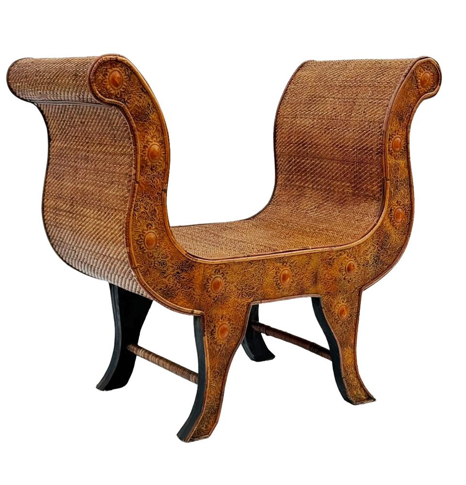Asiatique Banc, tabouret ou chaise sculpturale en bois et rotin de style régence hollywoodienne en vente