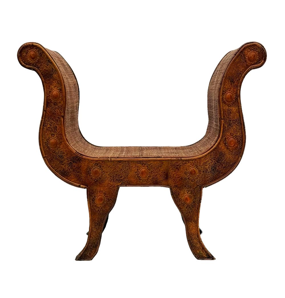 Banc, tabouret ou chaise sculpturale en bois et rotin de style régence hollywoodienne Bon état - En vente à Philadelphia, PA