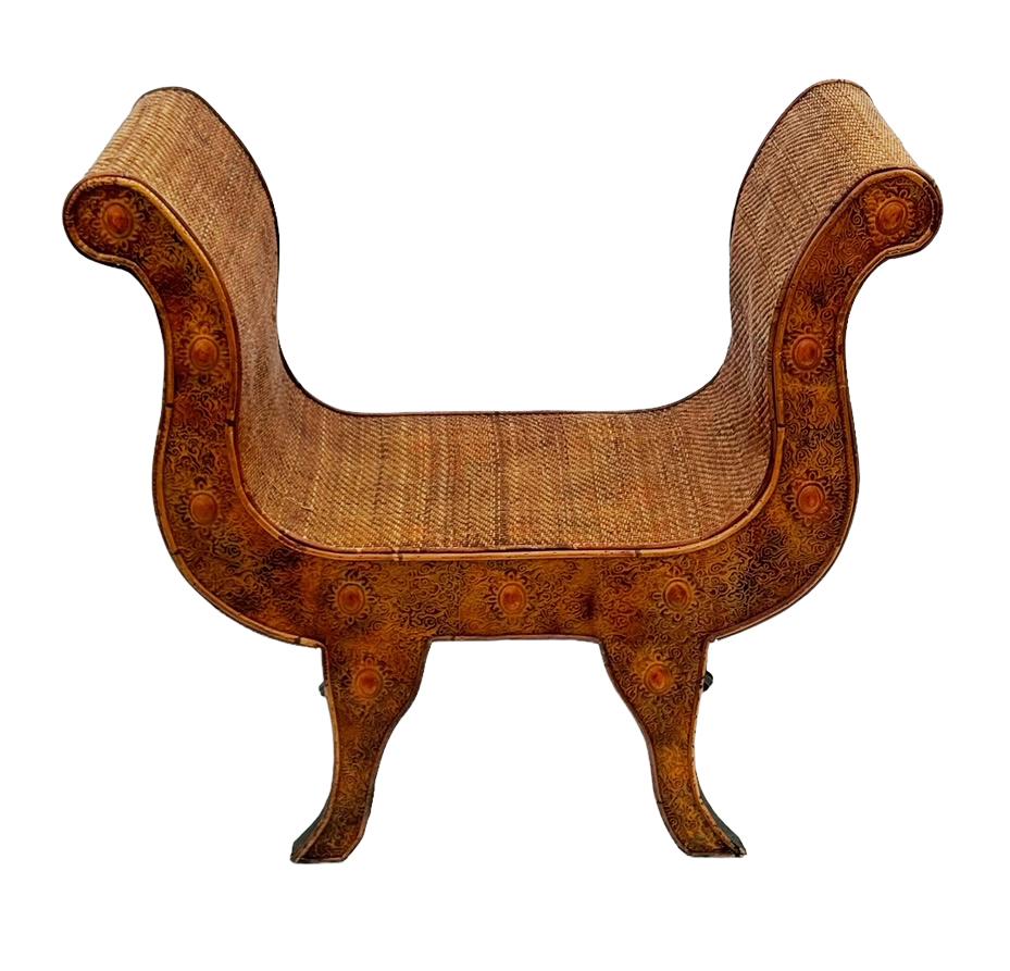 Banc, tabouret ou chaise sculpturale en bois et rotin de style régence hollywoodienne en vente 1