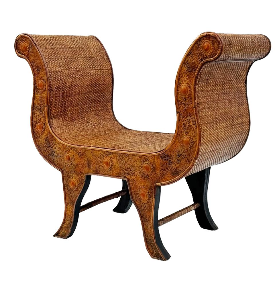Banc, tabouret ou chaise sculpturale en bois et rotin de style régence hollywoodienne en vente 2