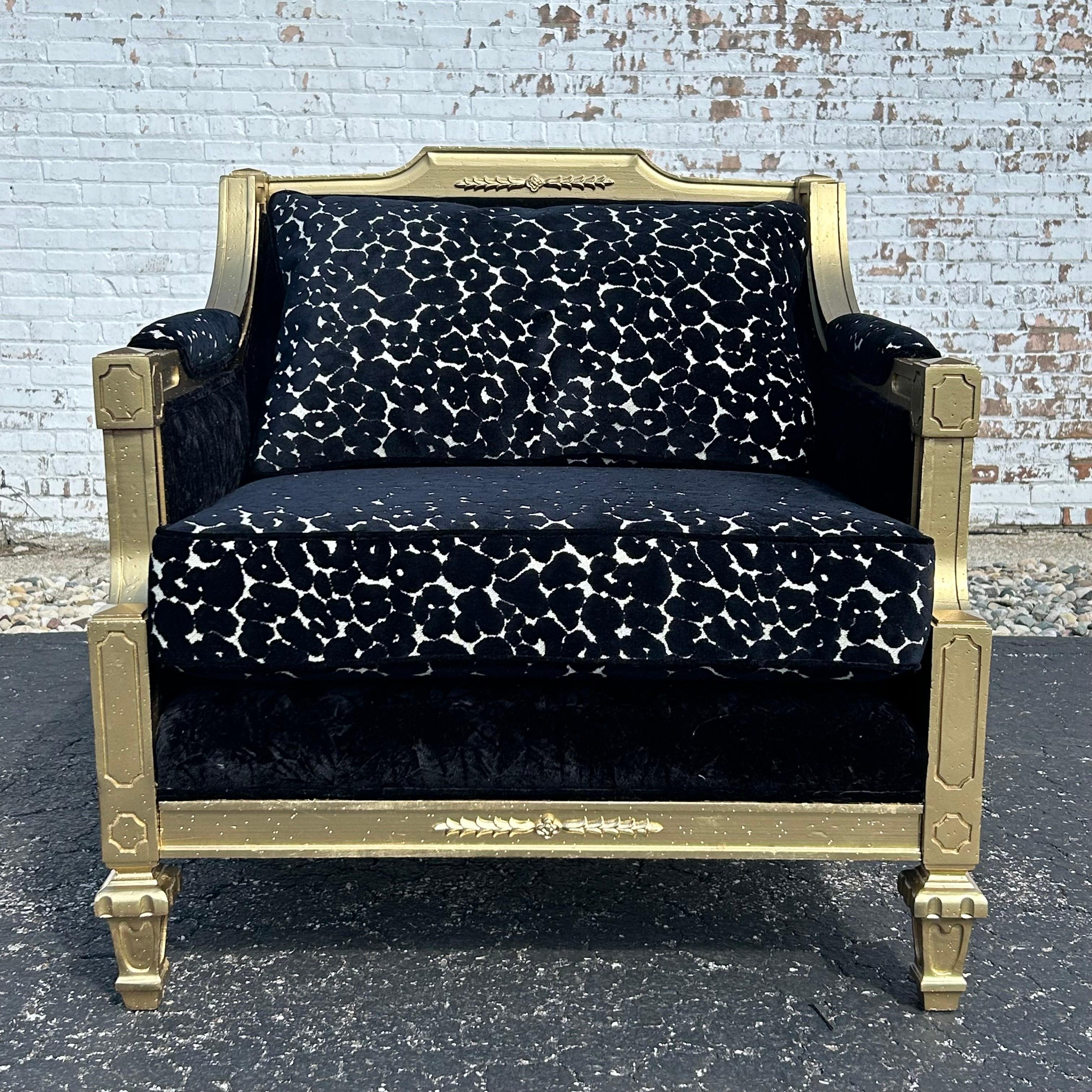 Glamourös und witzig - dieser Vintage-Sessel im Hollywood-Regency-Stil ist bereit, das Herzstück Ihres Wohnraums zu werden! Schwarz auf Schwarz - die gecrashte Samttextur bildet einen neutralen Hintergrund für die üppigen Leopardenrosetten aus