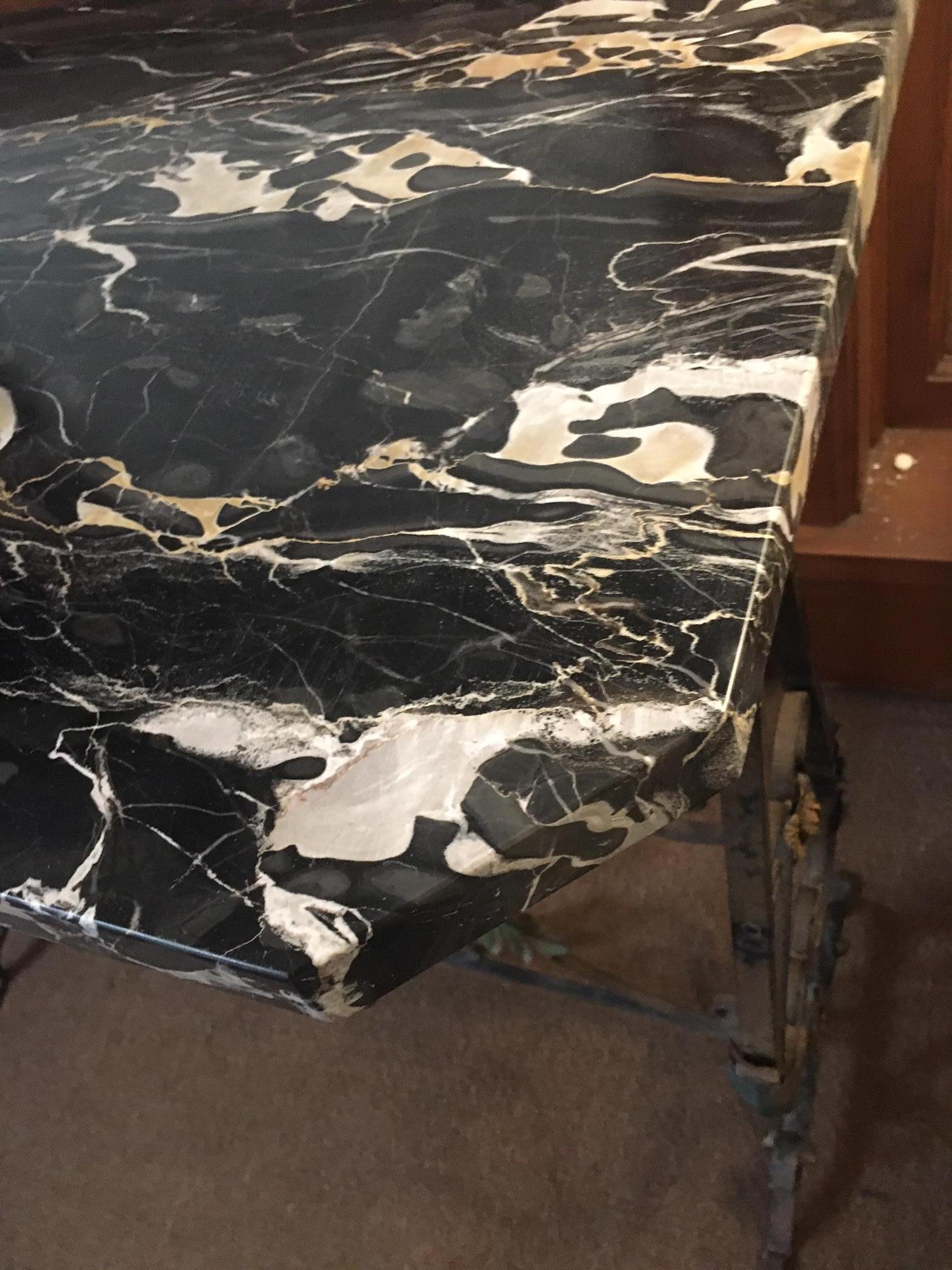 Consola de hierro forjado y mármol portoro Hollywood Regency en Bueno estado para la venta en Savannah, GA