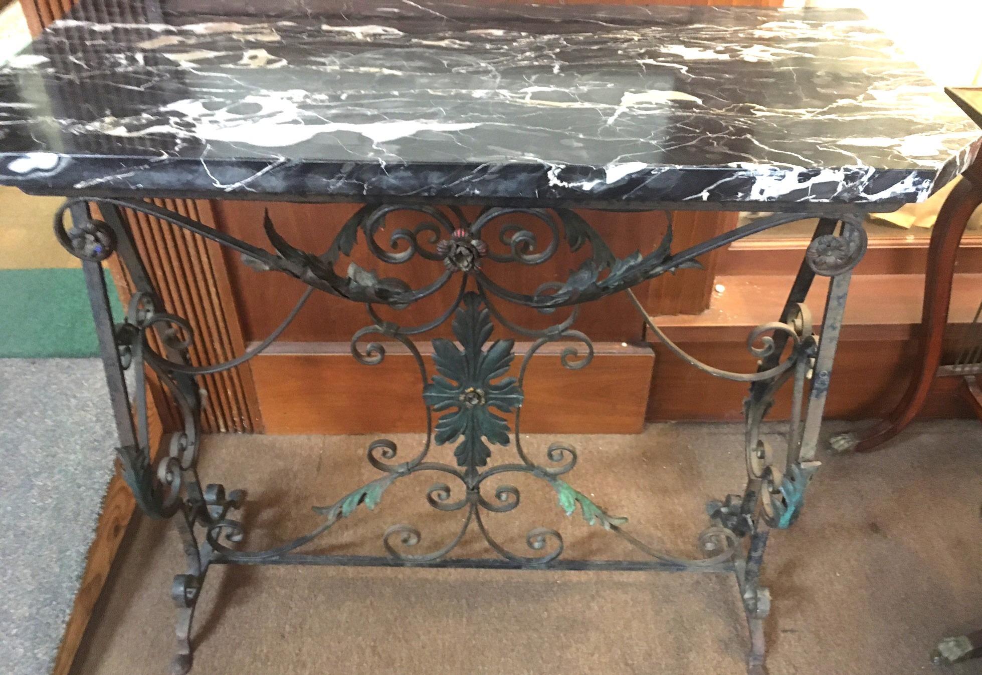 Consola de hierro forjado y mármol portoro Hollywood Regency principios del siglo XX en venta