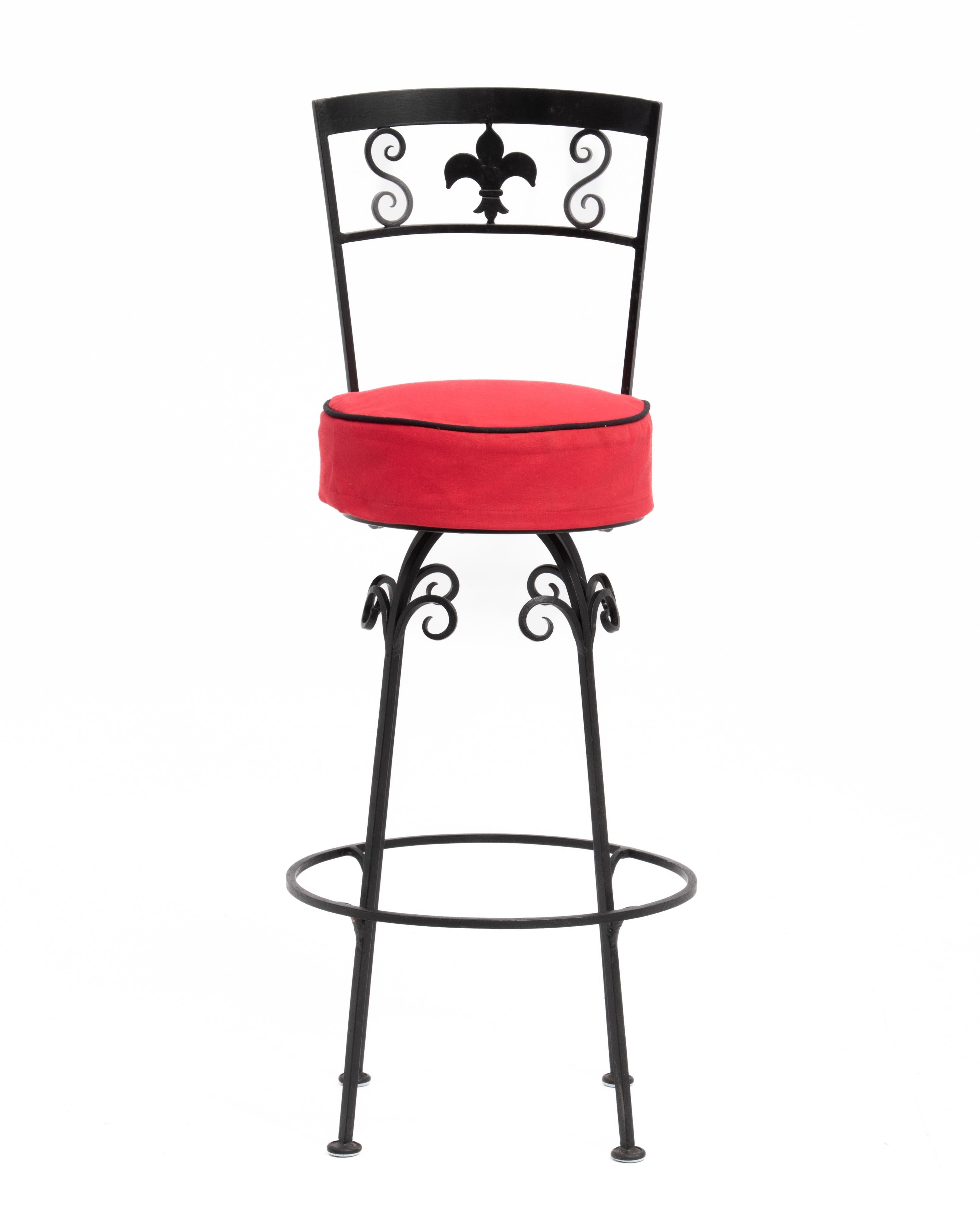 Ein stilvolles Set aus vier schmiedeeisernen Barhockern mit flour-de-lis Dekoration. Sonderanfertigung in Amerika für ein Restaurant in New York City in den 1960er Jahren. Der rote Stoff auf den Sitzen ist ein Schonbezug.
Wir haben acht von diesen