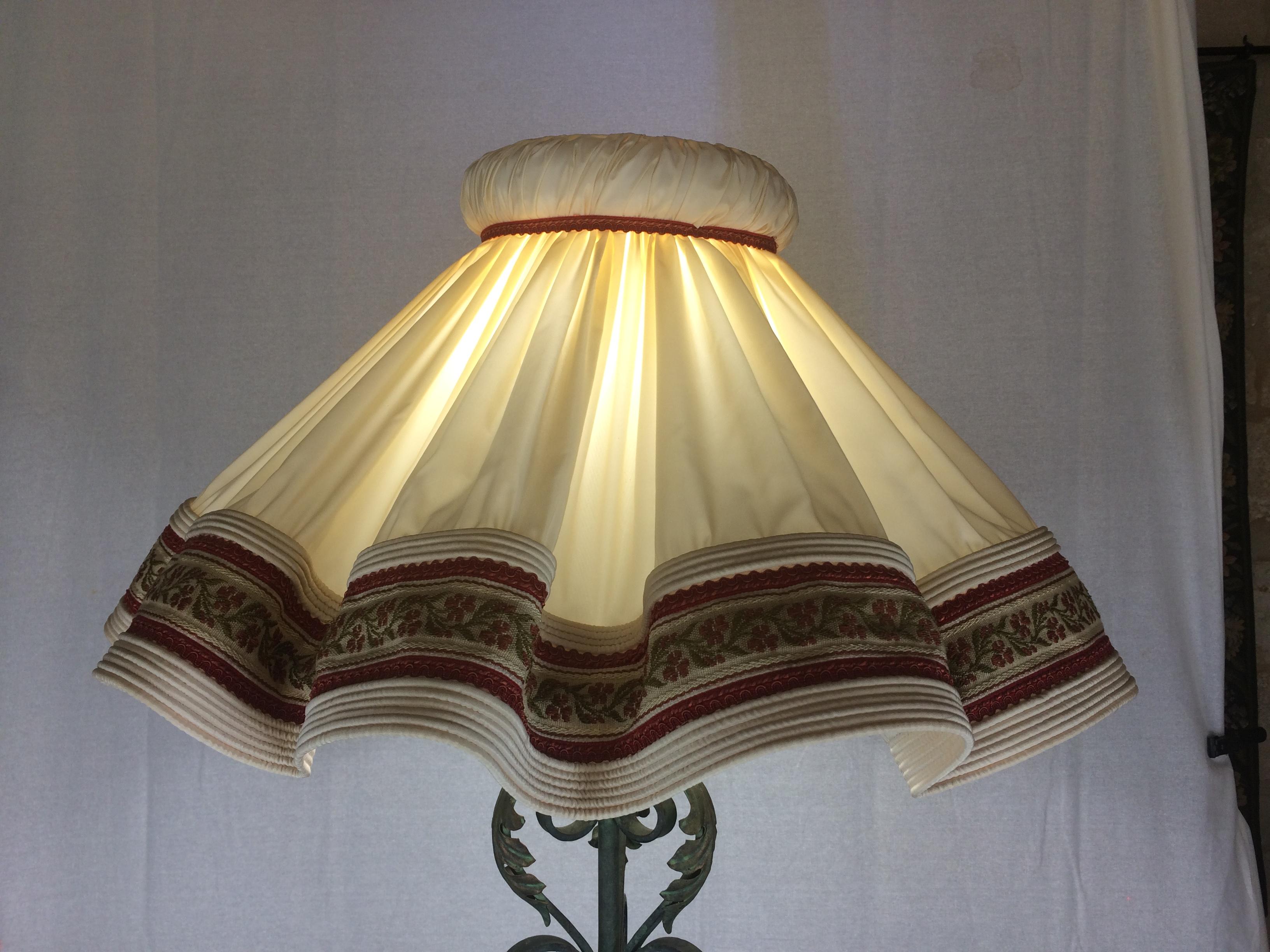 Eine sehr schöne, detailreiche Stehlampe, die dem französischen Designer Gilbert Poillerat aus der Zeit von 1920 bis 1949 zugeschrieben wird. Dieses schöne Stück erinnert an die Art Deco/Hollywood Regency-Lampen aus den großen Filmen dieser Zeit.
