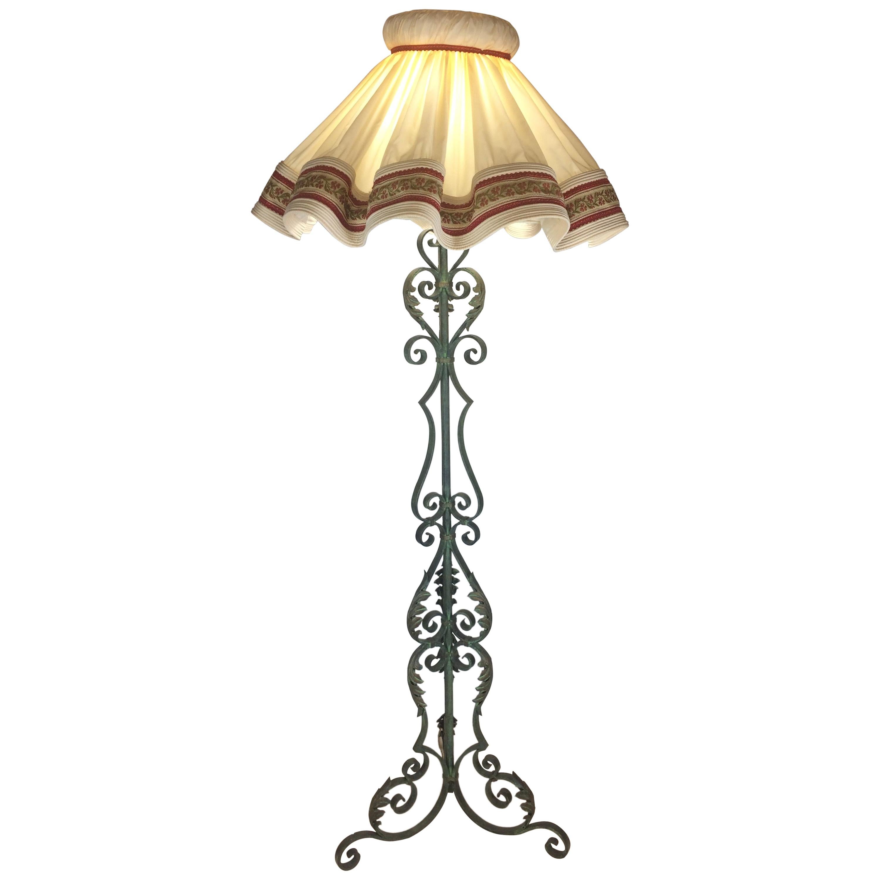 Stehlampe aus Schmiedeeisen im französischen Art-déco-Stil, Gilbert Poillerat zugeschrieben, 1940er Jahre