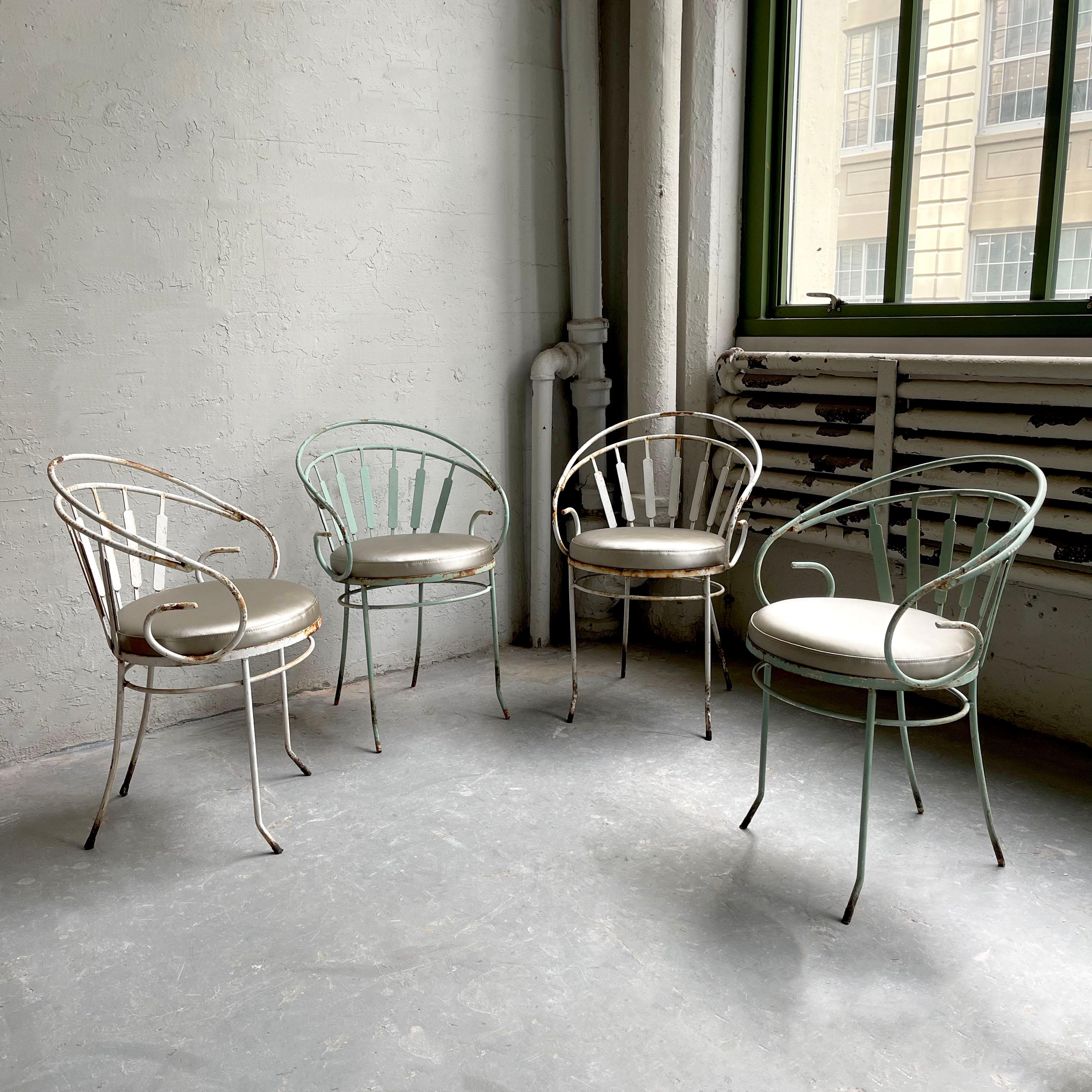 Ensemble de 4 chaises de jardin de style régence hollywoodienne, avec leur structure d'origine en fer forgé peint en vert et blanc et leurs sièges nouvellement rembourrés en vinyle argenté.