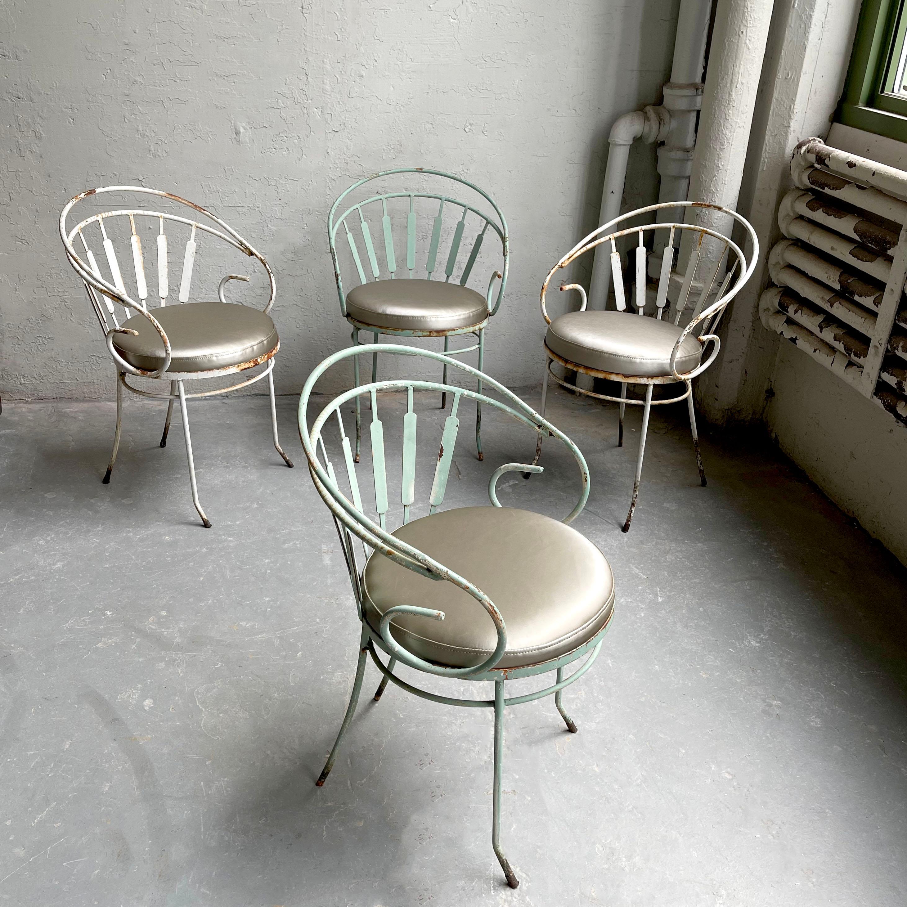 Américain Ensemble de chaises de jardin en fer forgé Hollywood Regency en vente