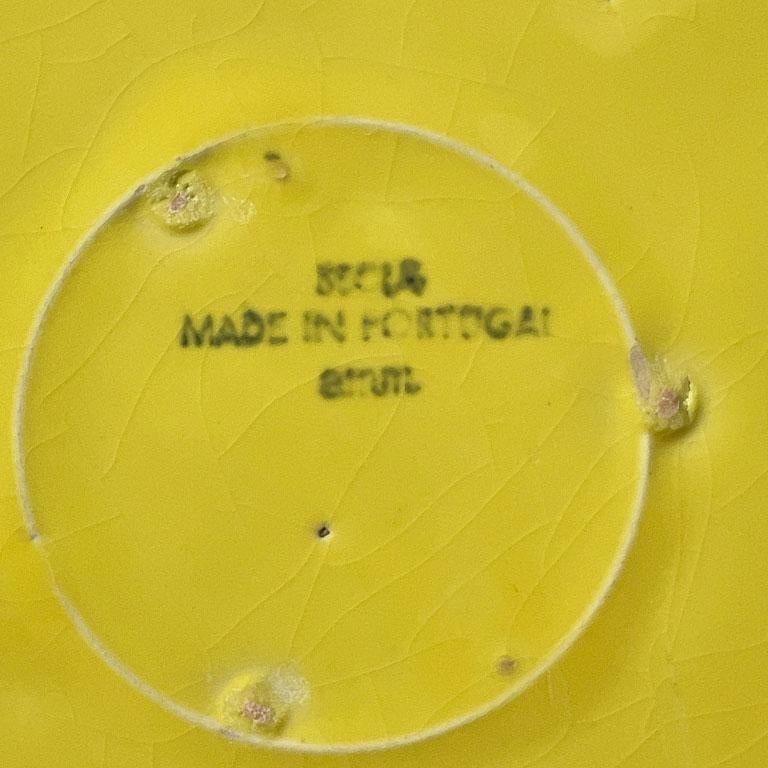 Un grande piatto in ceramica gialla Hollywood Regency. Questa sarà una favolosa aggiunta alla tua collezione di lattuga o cavolo o l'inizio di una nuova! Questo pezzo è in ceramica ed è realizzato da Secla. Ha consistenza, nervature e venature
