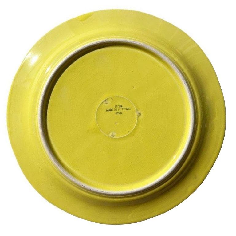Portoghese Piatto o vassoio da portata Hollywood Regency Yellow Cabbage Ware di Secla Portugal in vendita