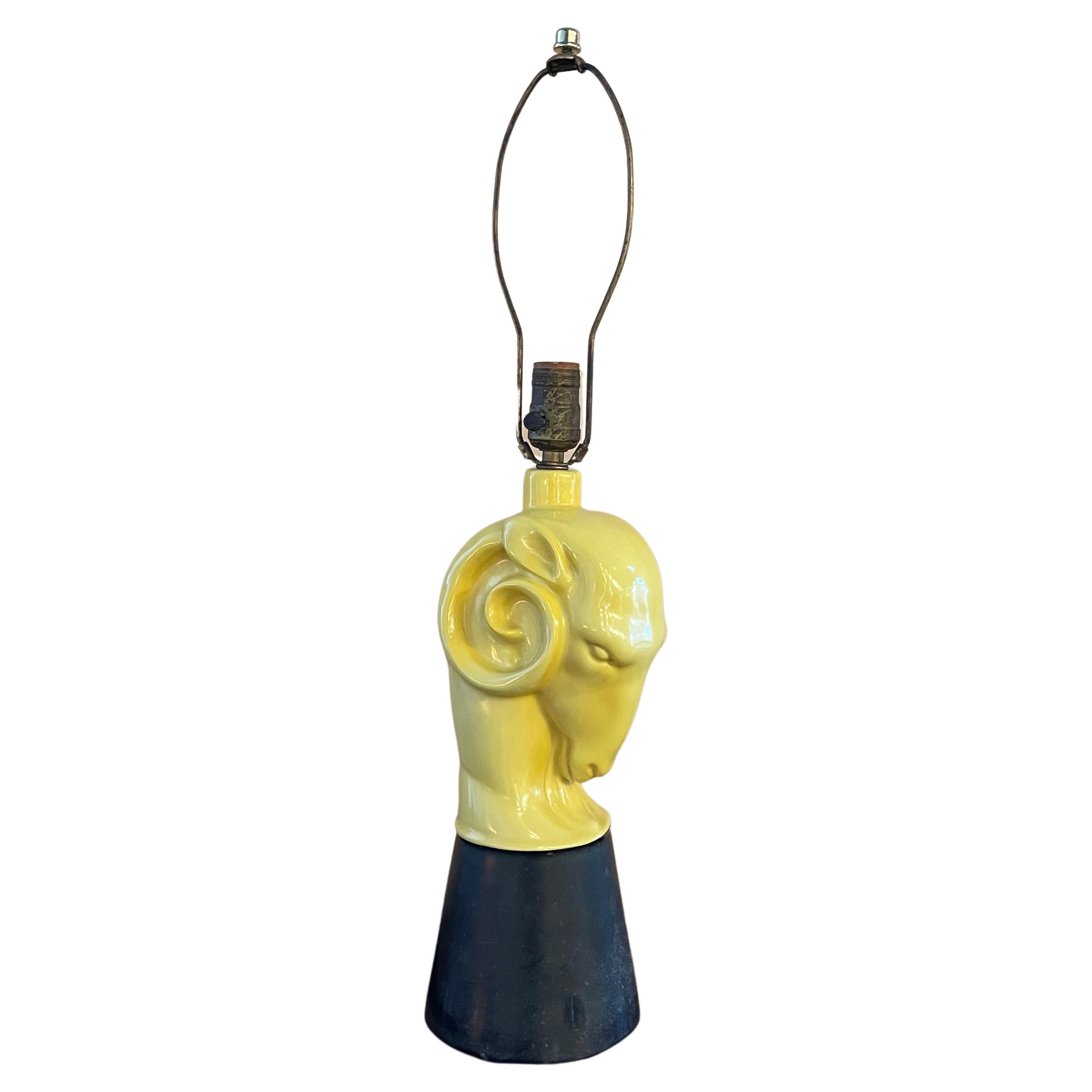 Hollywood Regency-Tischlampe mit gelbem Widderkopf aus Keramik im Angebot