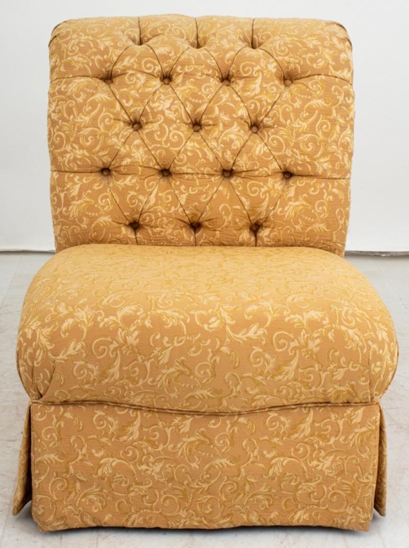 Chaise à pantoufles couverte de damas jaune de style Hollywood Regency, boutonnée et avec jupe. 36.5