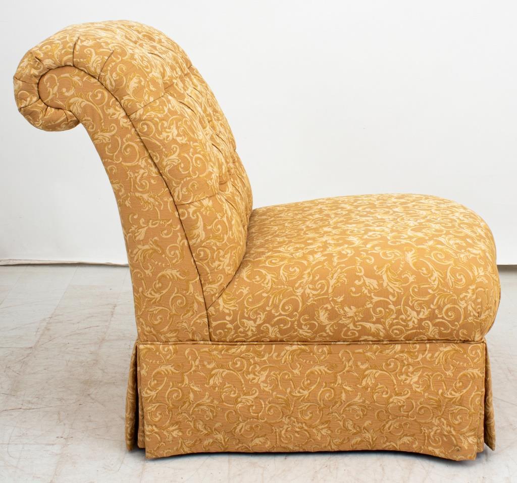 Inconnu Chaise à pantoufles en damas jaune Hollywood Regency en vente