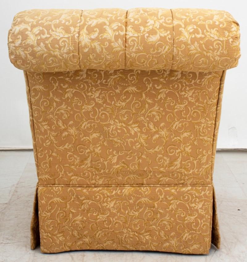 Chaise à pantoufles en damas jaune Hollywood Regency Bon état - En vente à Astoria, NY