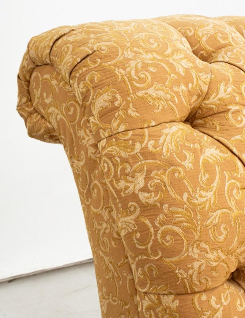 20ième siècle Chaise à pantoufles en damas jaune Hollywood Regency en vente