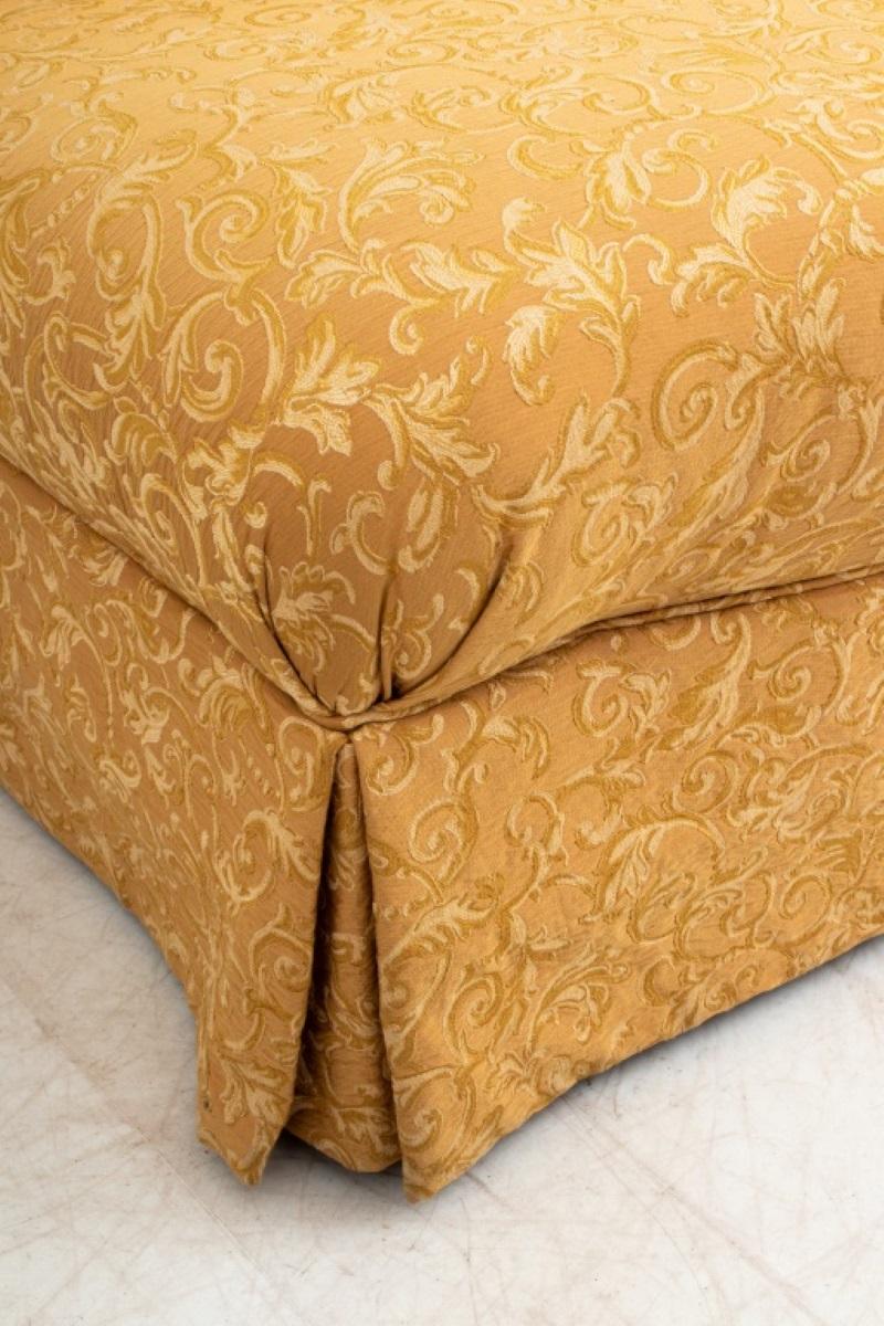 Damas Chaise à pantoufles en damas jaune Hollywood Regency en vente