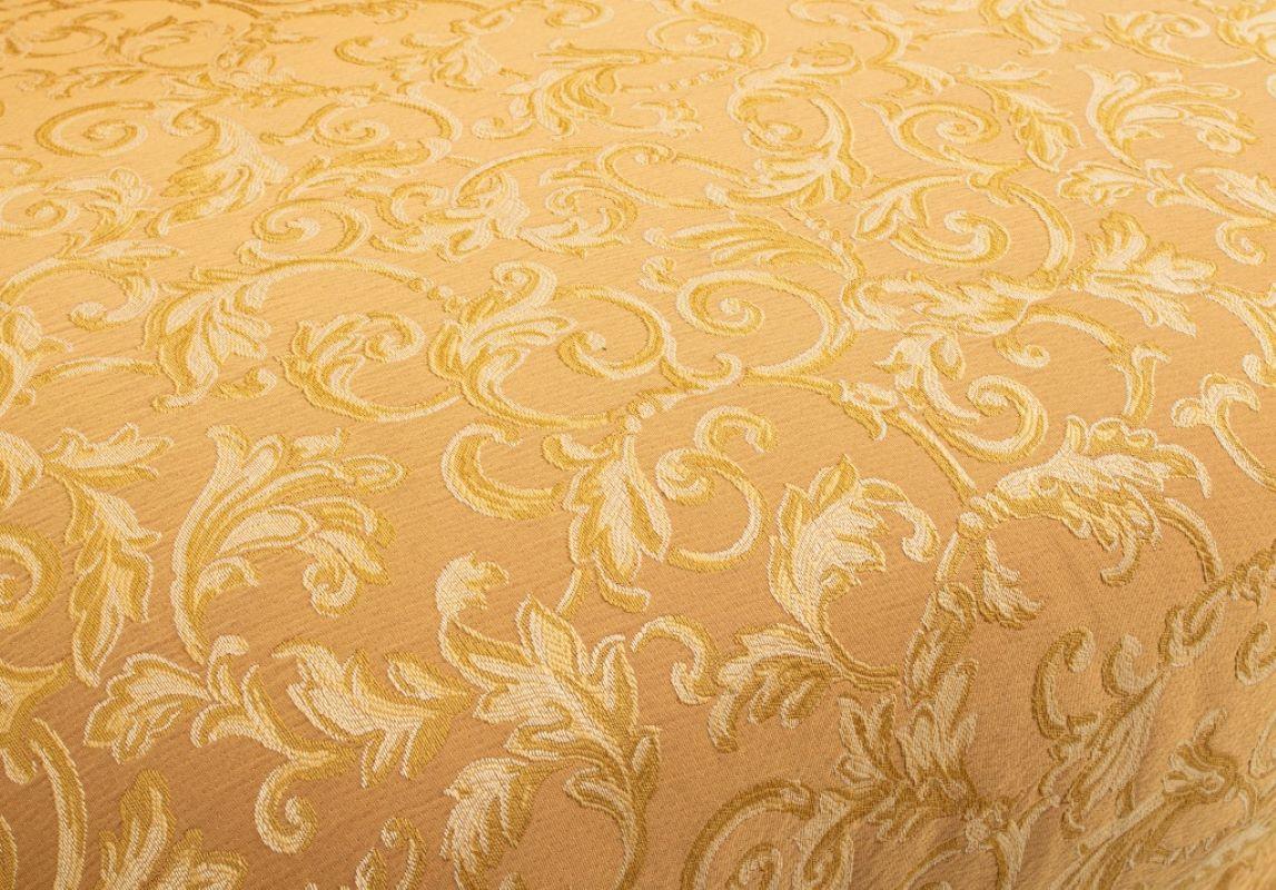 Chaise à pantoufles en damas jaune Hollywood Regency en vente 1