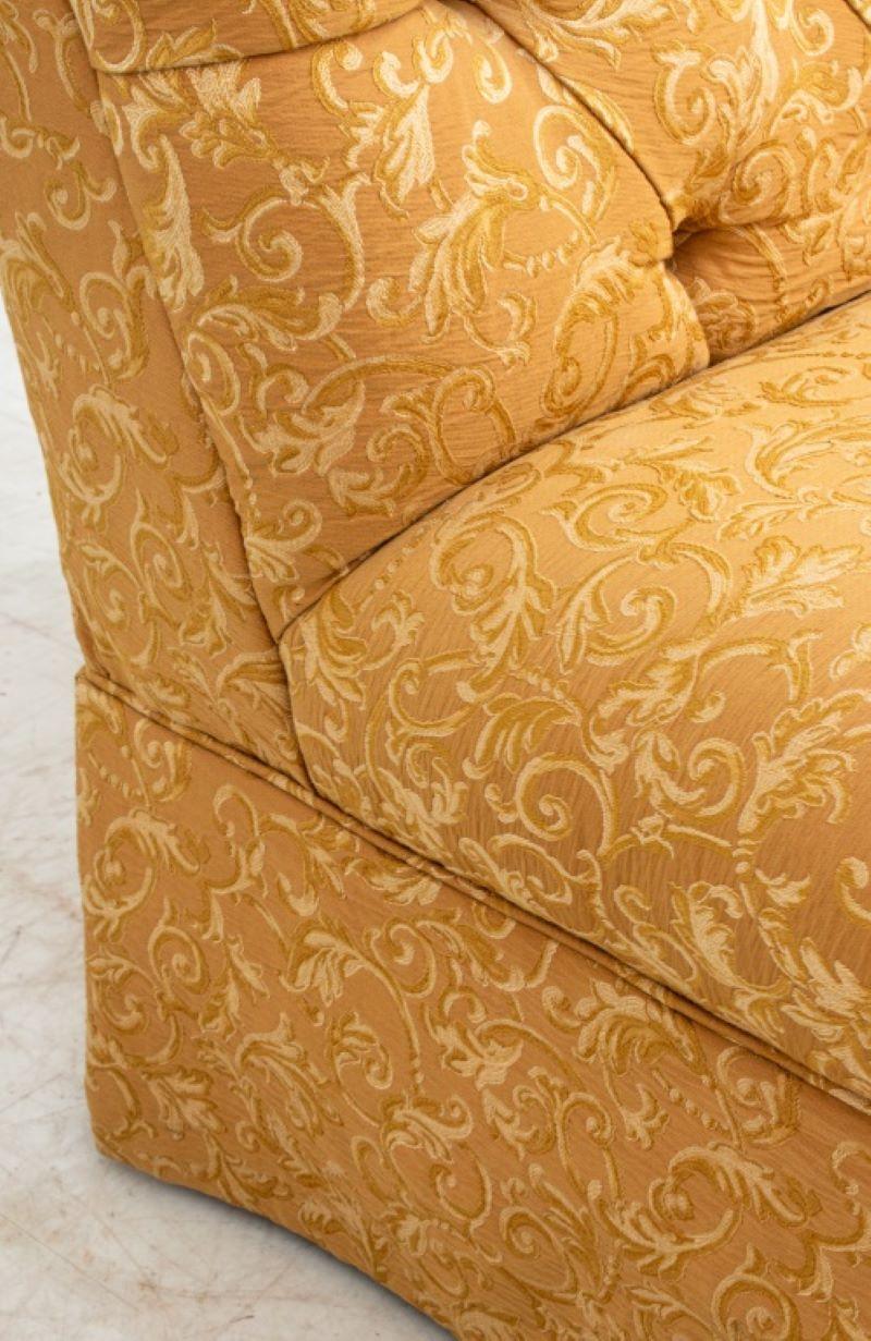 Chaise à pantoufles en damas jaune Hollywood Regency en vente 2
