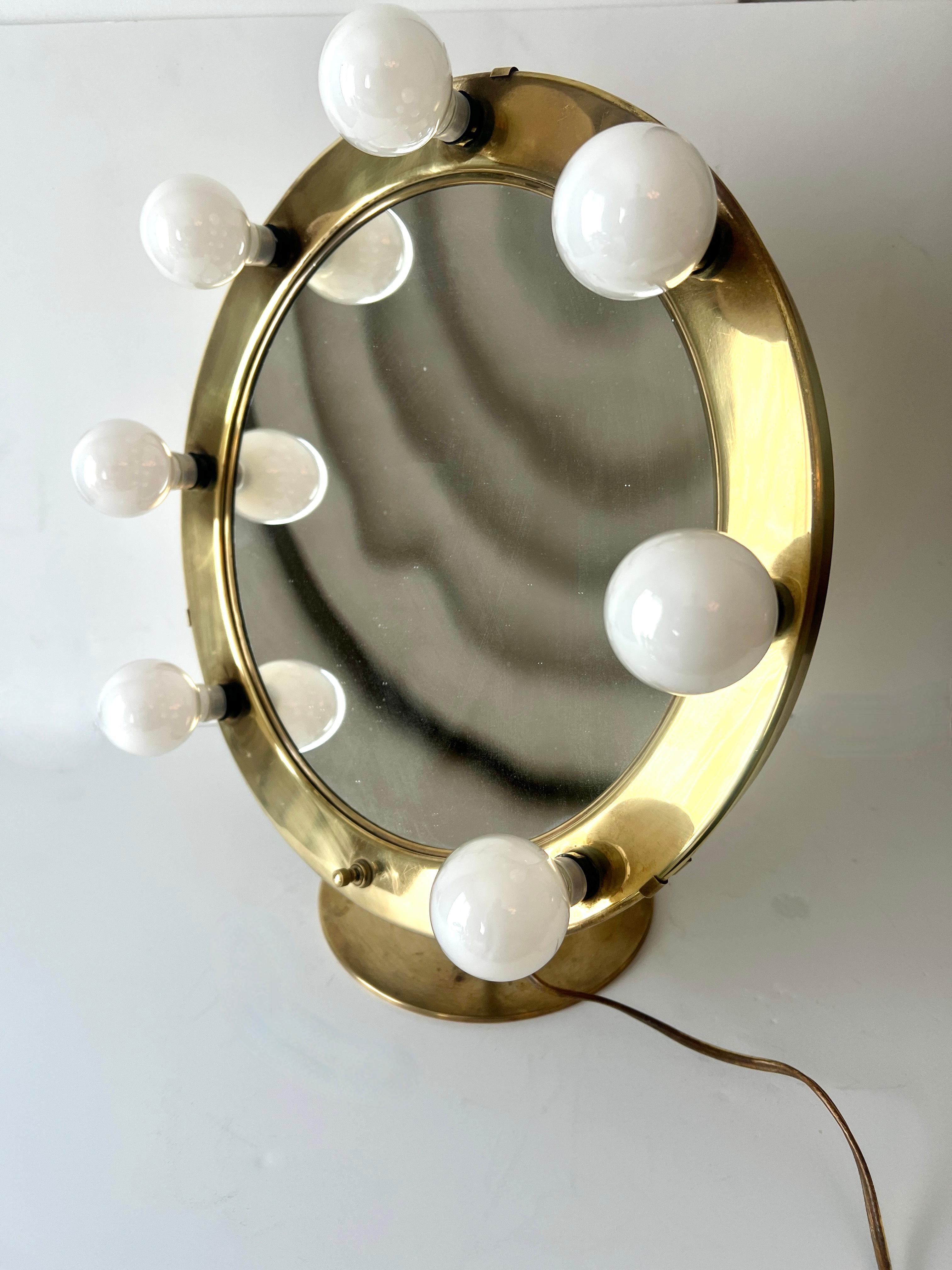 Miroir de maquillage grossissant en laiton de style hollywoodien en vente 2