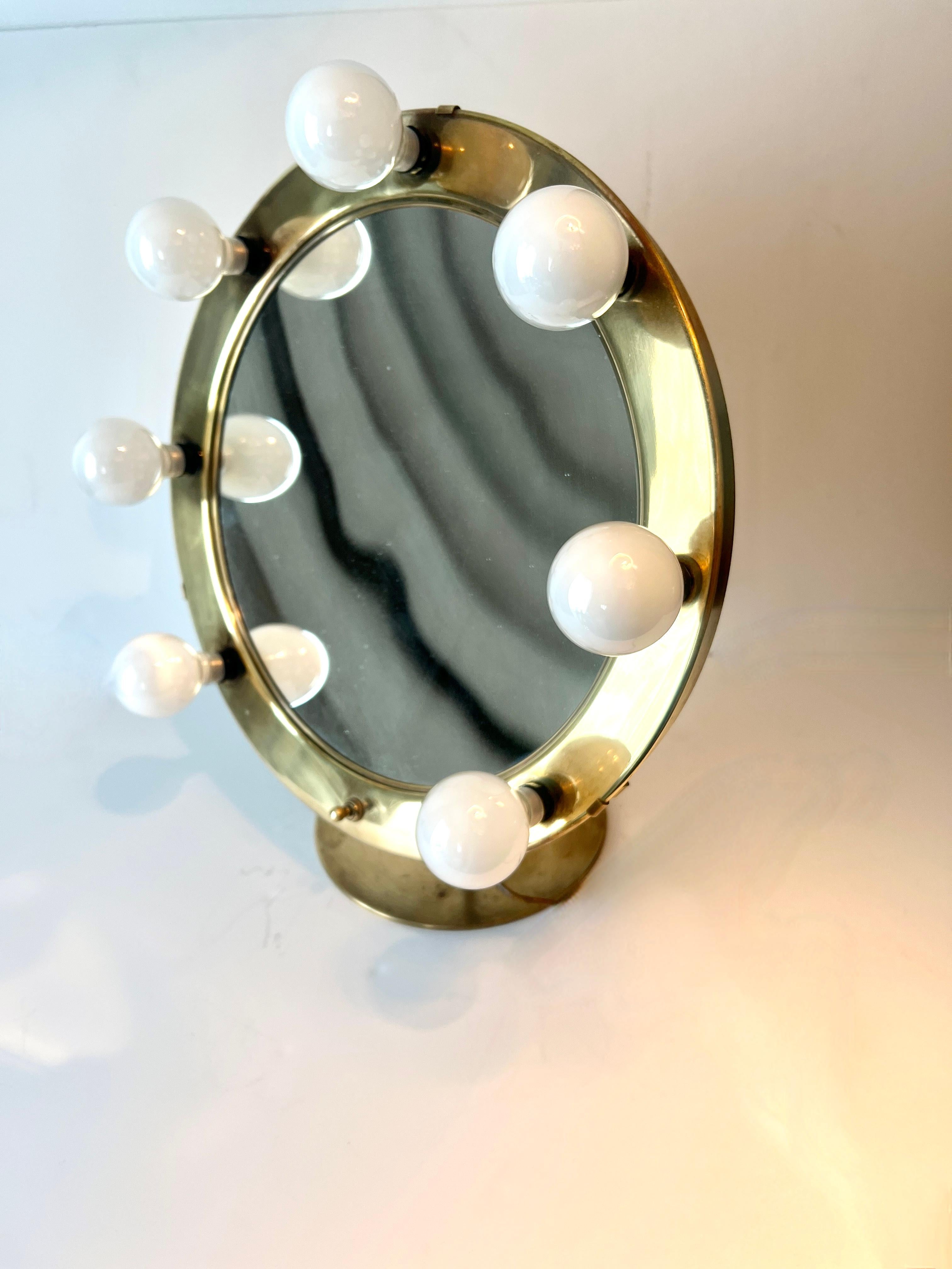 Miroir de maquillage grossissant en laiton de style hollywoodien en vente 3